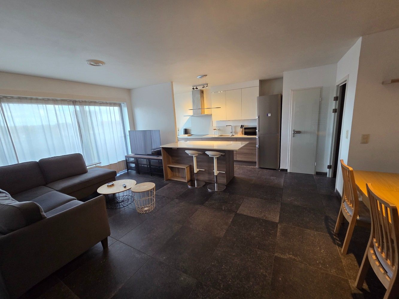 Volledig gerenoveerd tweeslaapkamer appartement inclusief garagebox en terras op toplocatie! foto 5