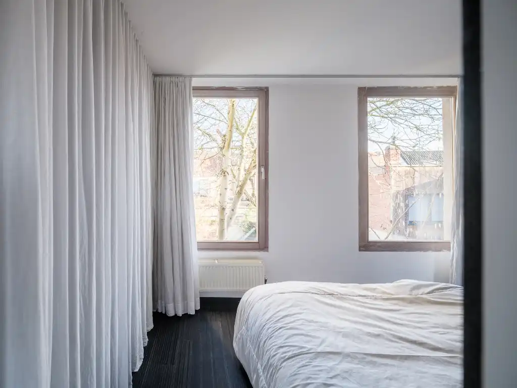 Een bijzondere woning die zich onderscheidt door haar architectuur, ruimtelijkheid en unieke tuin. foto 10