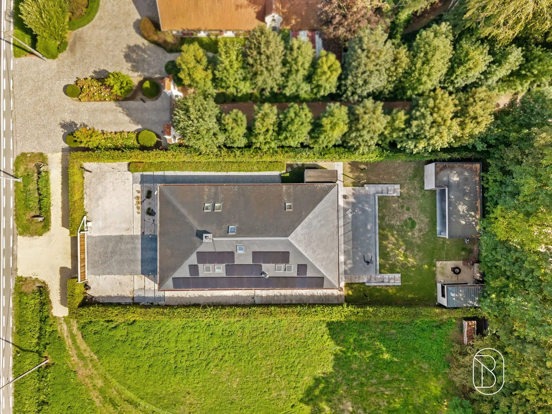 Grote architectenwoning met mooie tuin + bijgebouw foto 2