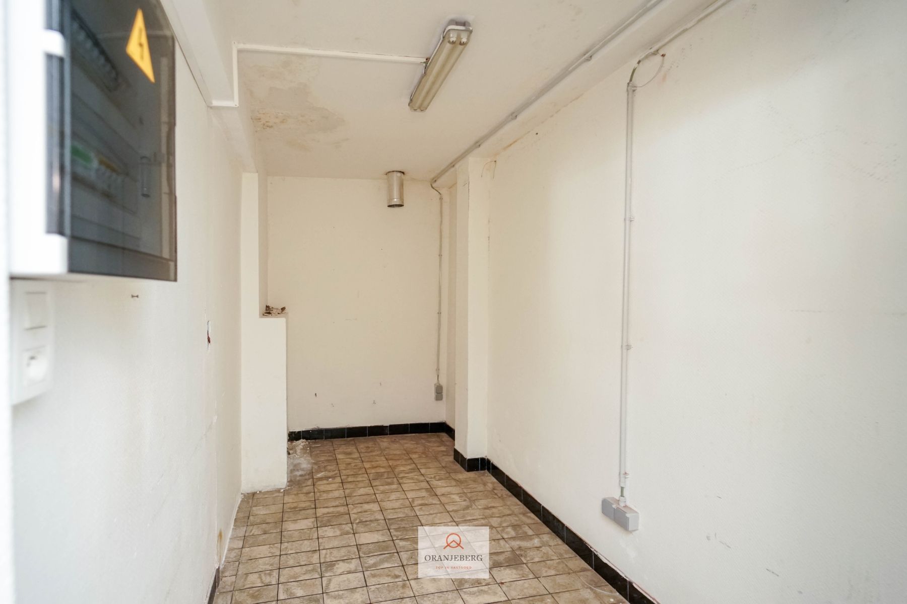 Gelijkvloers hoekpand te huur op commerciële ligging foto 14