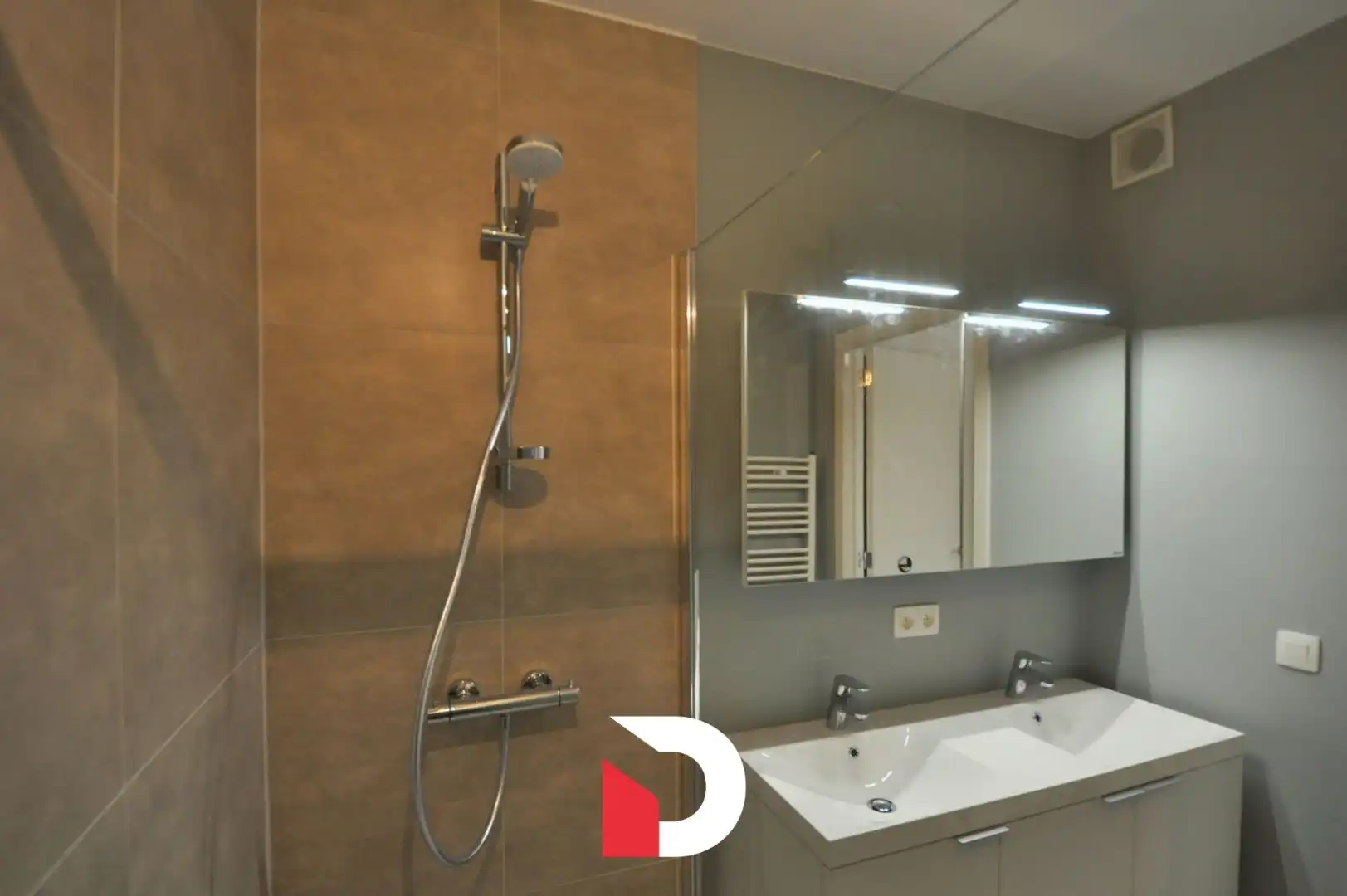 Lichtrijk gelijkvloers appartement met twee slaapkamers en 55 m² terras.  foto 5