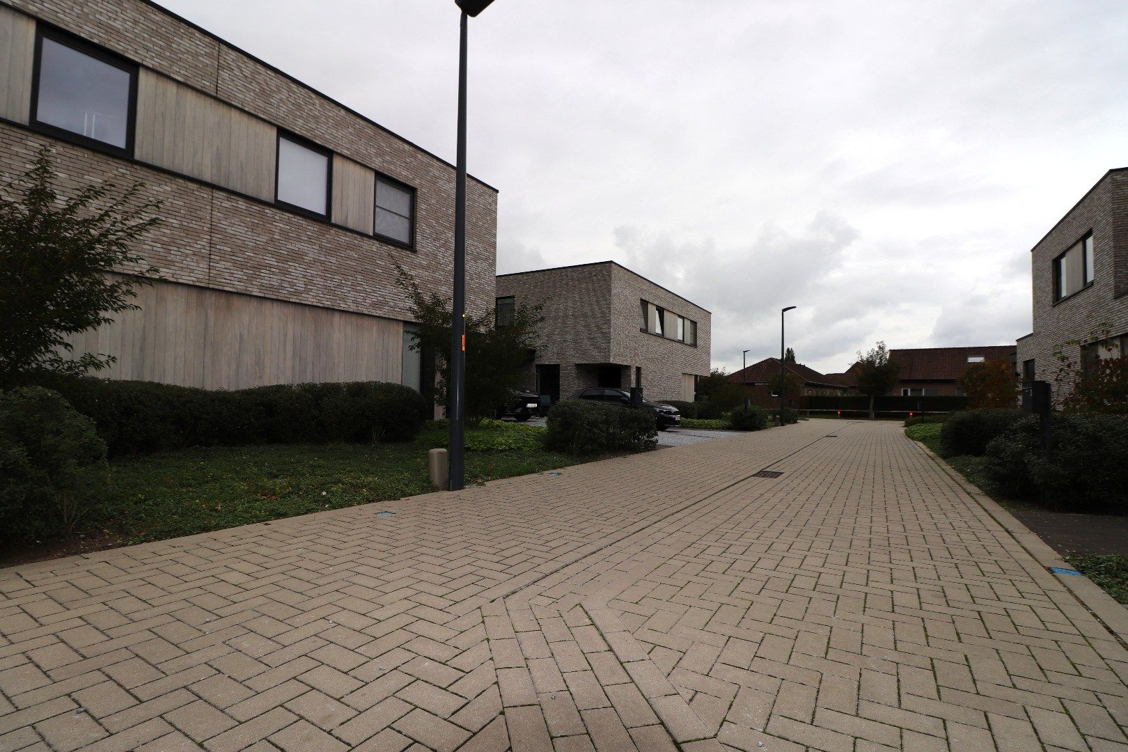 Moderne halfopen bebouwing met carport en tuin foto 16