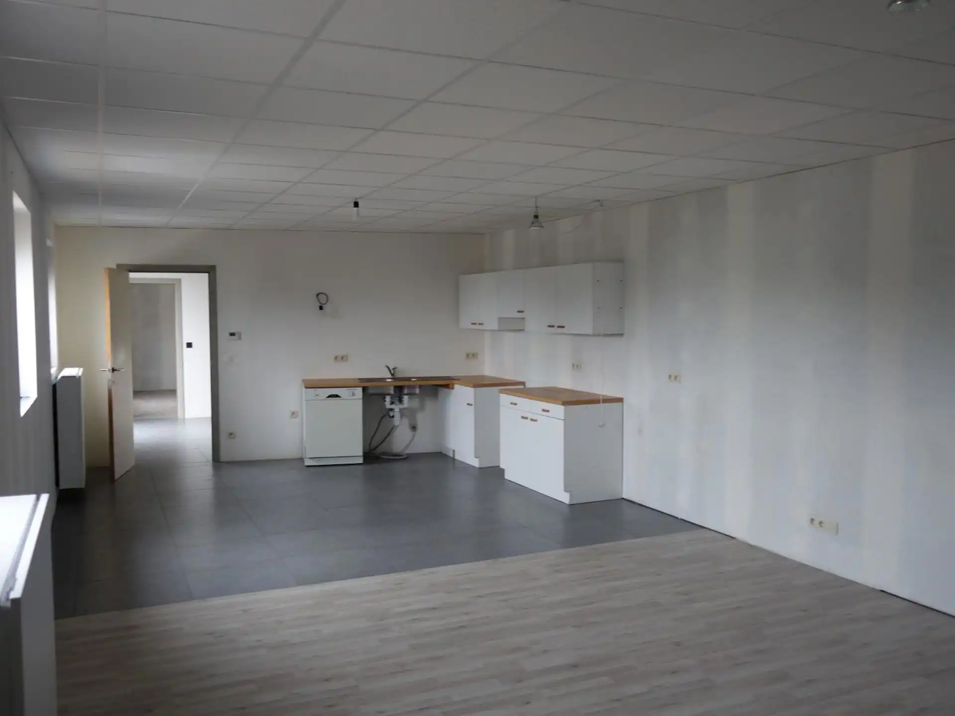 MULTIFUNCTIONEEL BEDRIJFSGEBOUW MET APPARTEMENT EN BUITENTERREIN foto 14