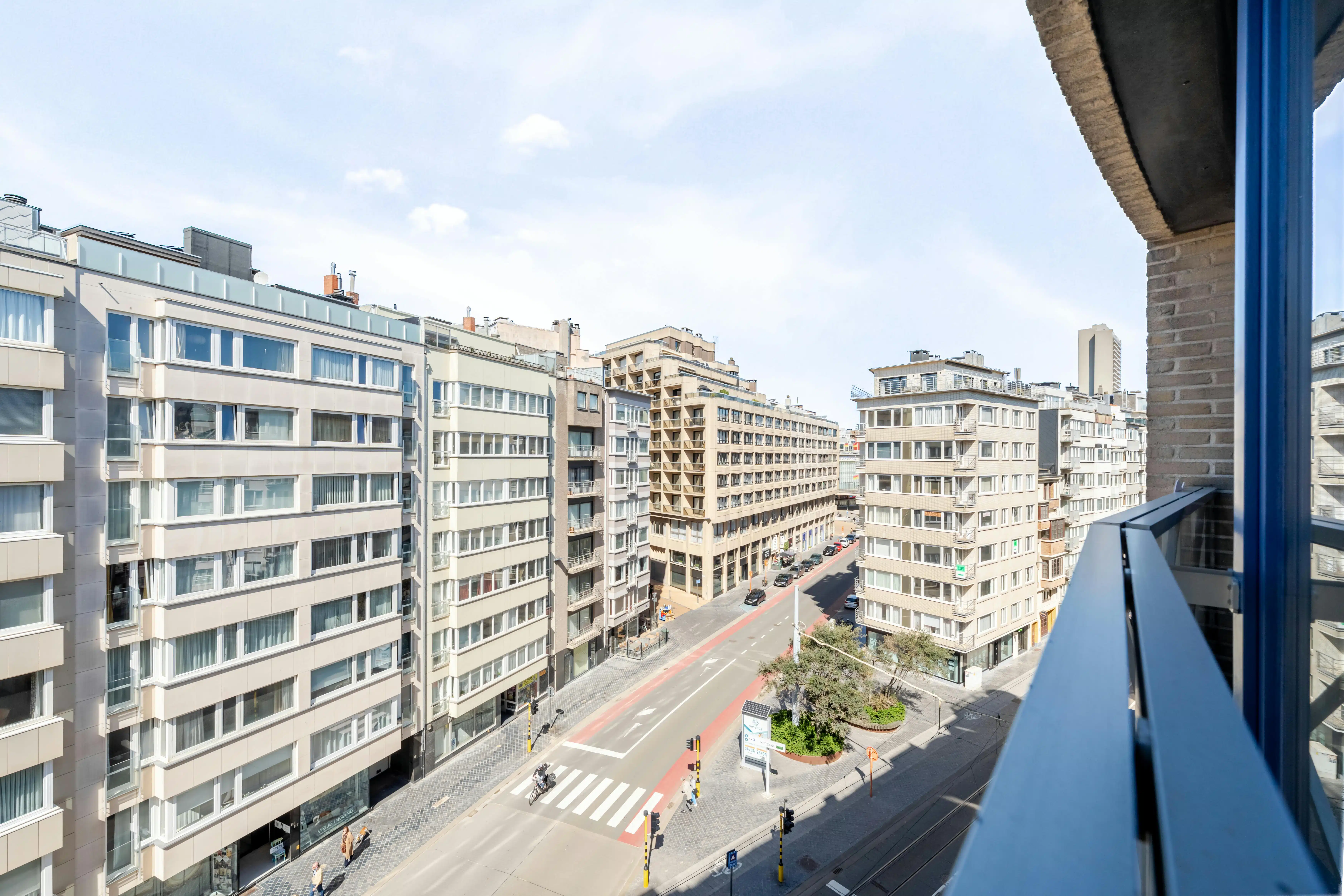 Ruim 2-slaapkamer appartement met zonnig terras te Oostende foto 3
