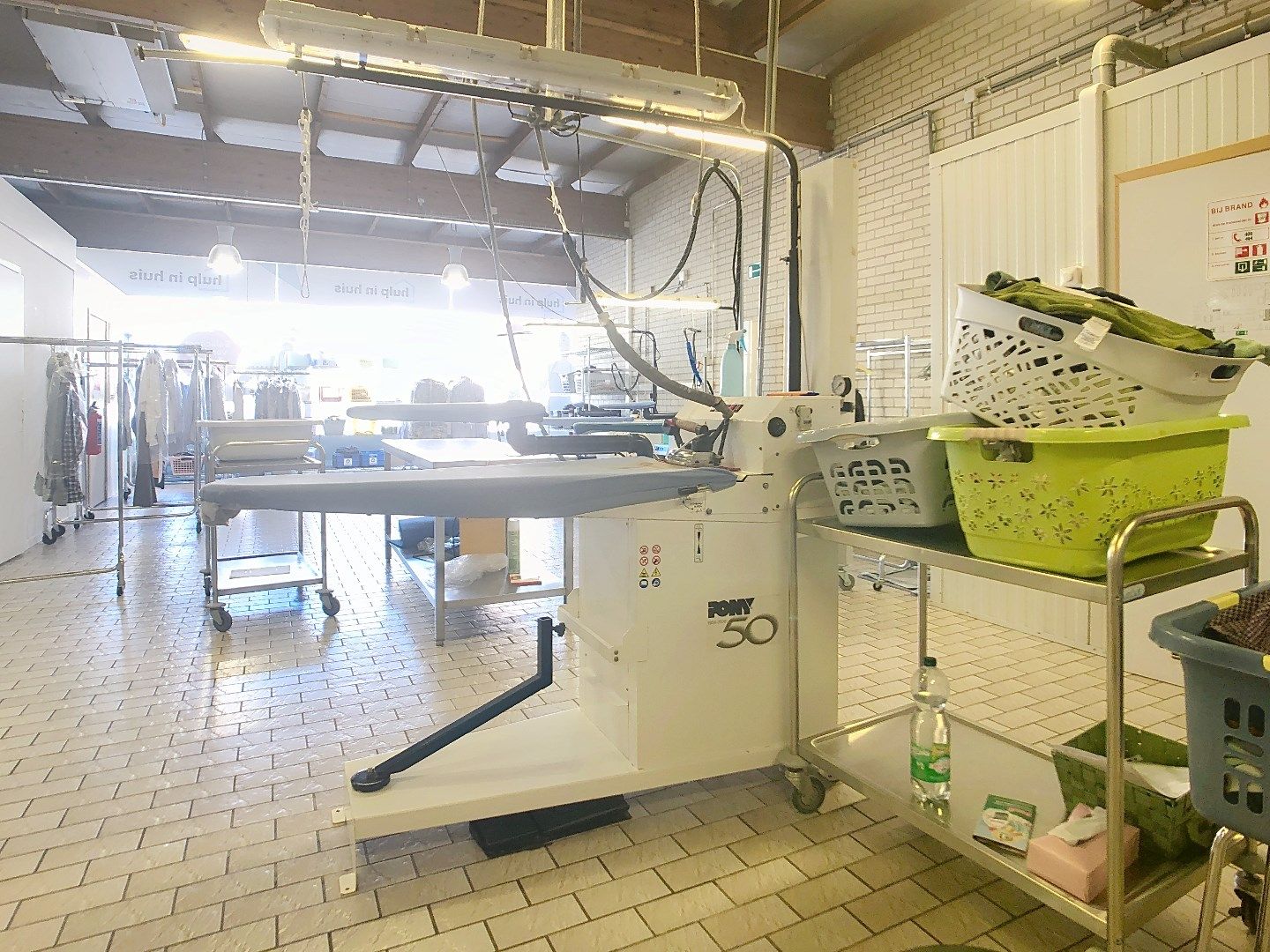 Centraal gelegen opslagruimte, momenteel ingericht als strijkatelier foto 4
