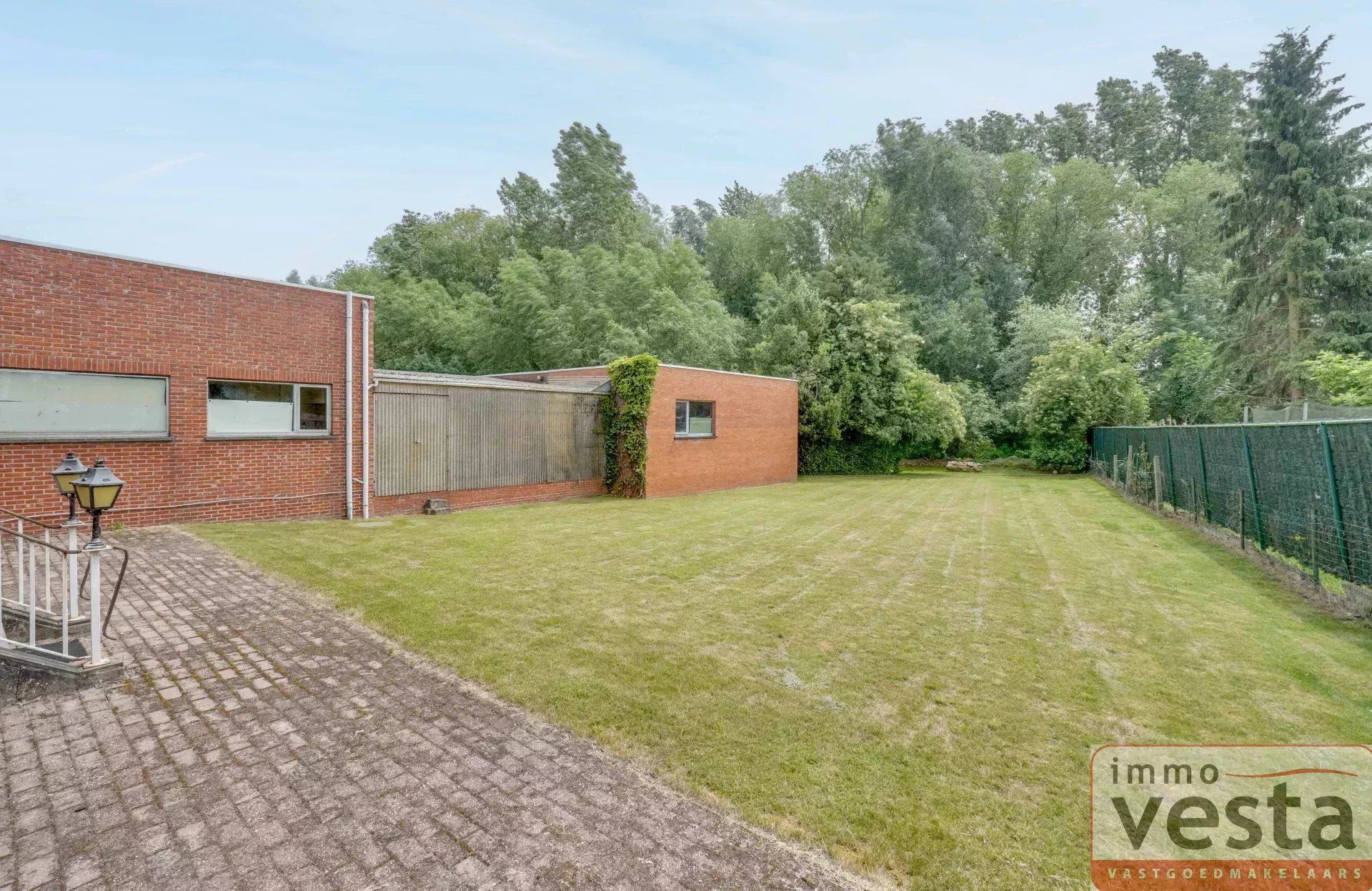Ruime, op te knappen villa met handelsruimte foto 28