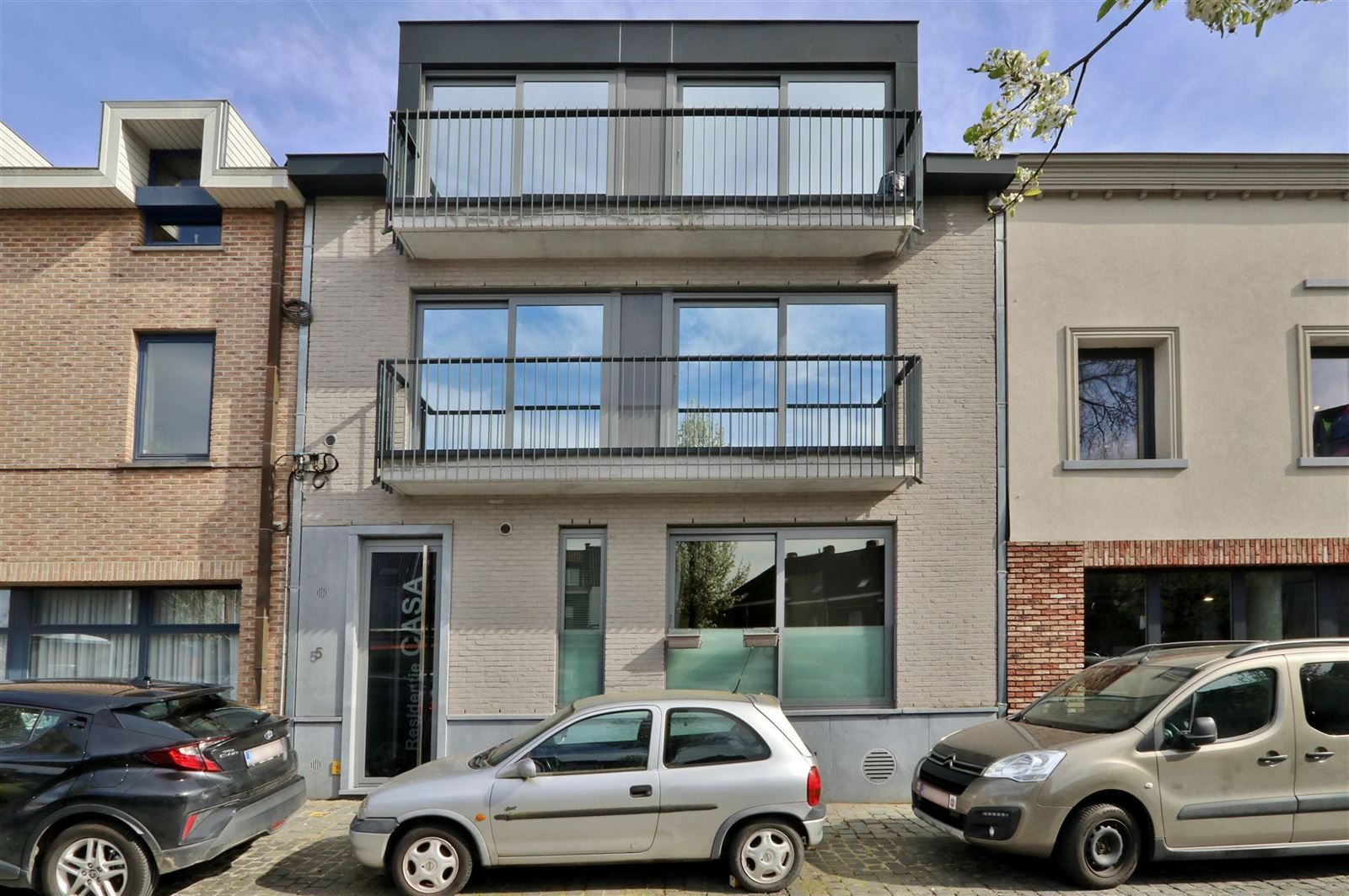 Gelijkvloerse winkel en 6 appartementen foto 2