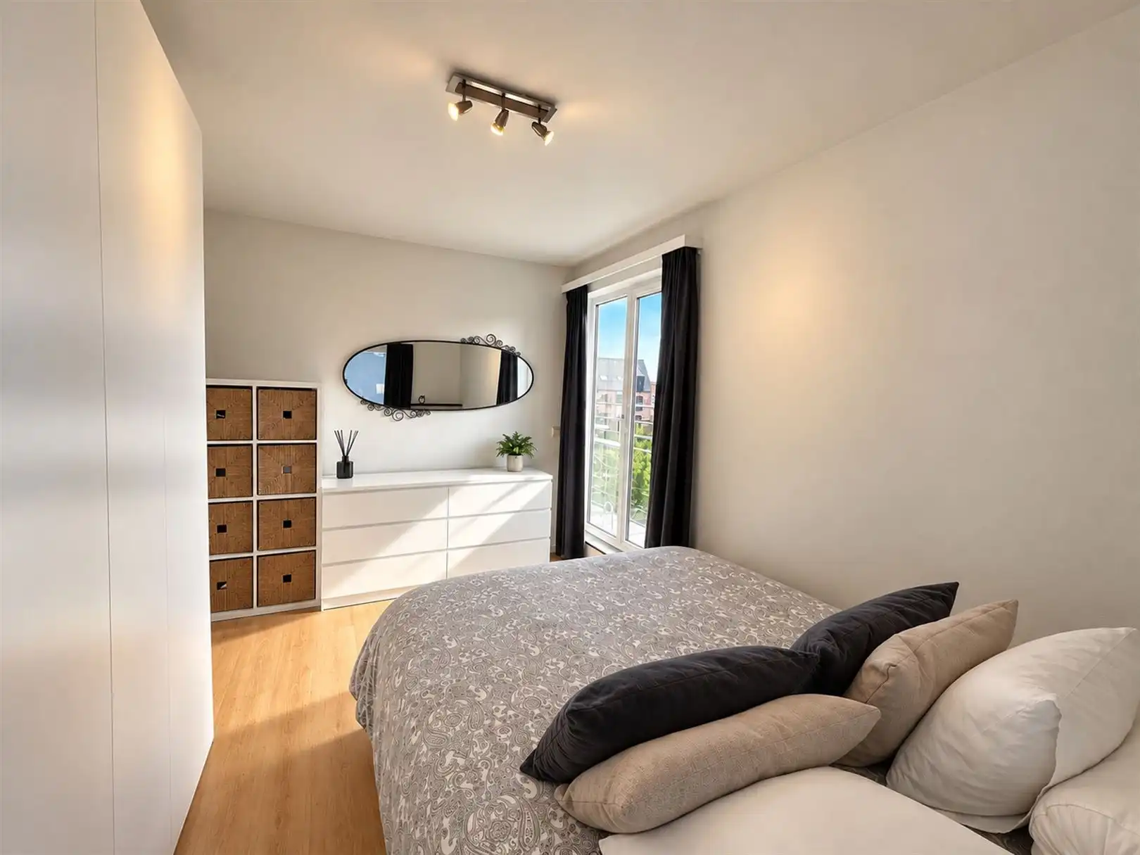 Centraal gelegen appartement met ruim terras en 2 slaapkamers foto 9