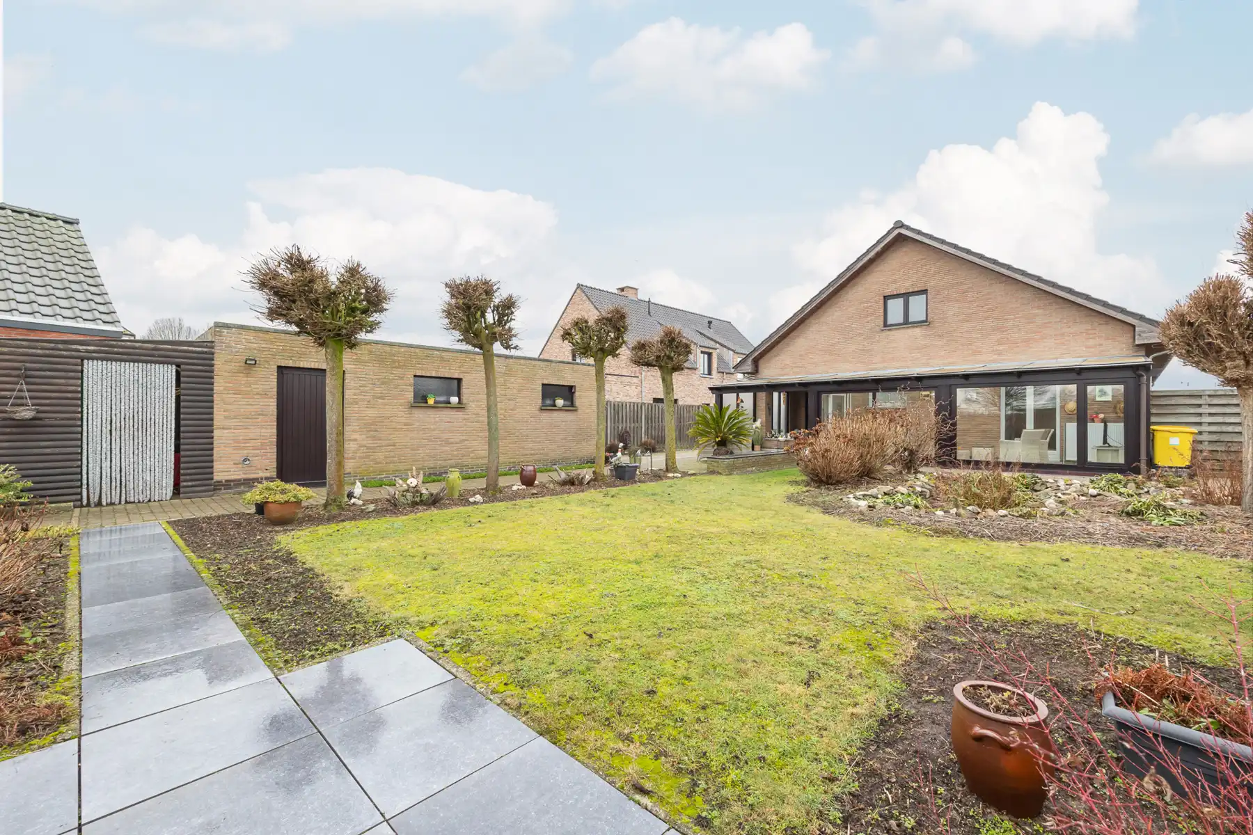 Gedeeltelijk gerenoveerde laagbouwwoning op perceel van ca. 1.516m². foto 18