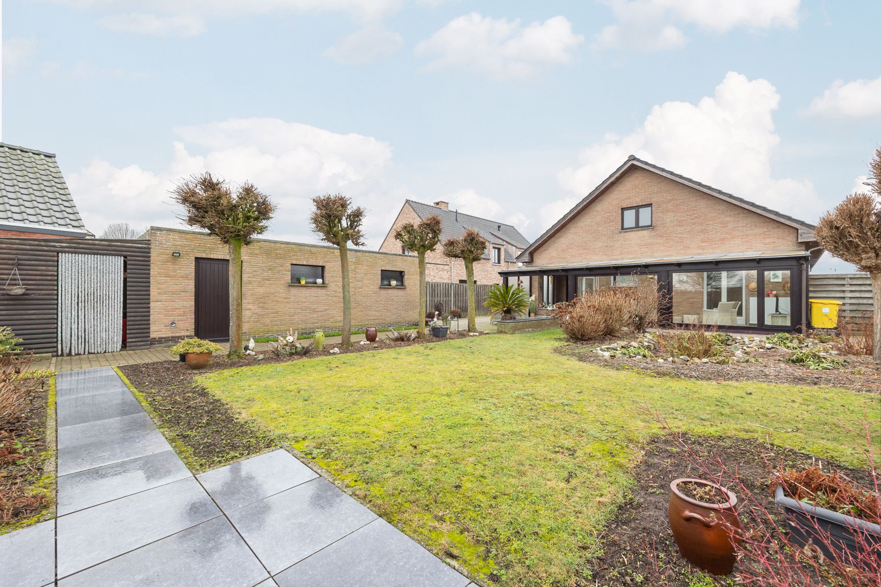 Gedeeltelijk gerenoveerde laagbouwwoning op perceel van ca. 1.516m². foto 18