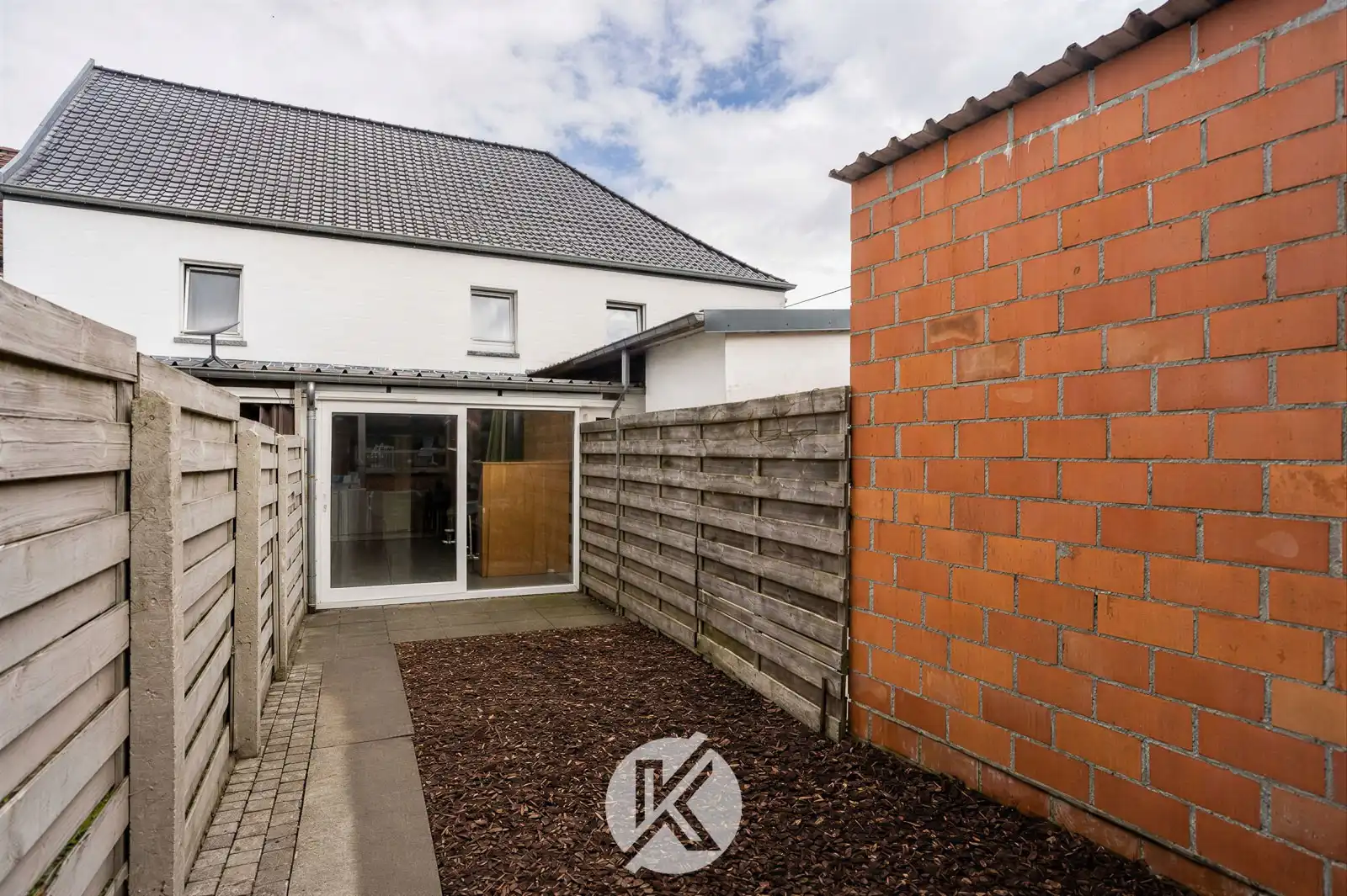 Charmante woning met ruime garage foto 8