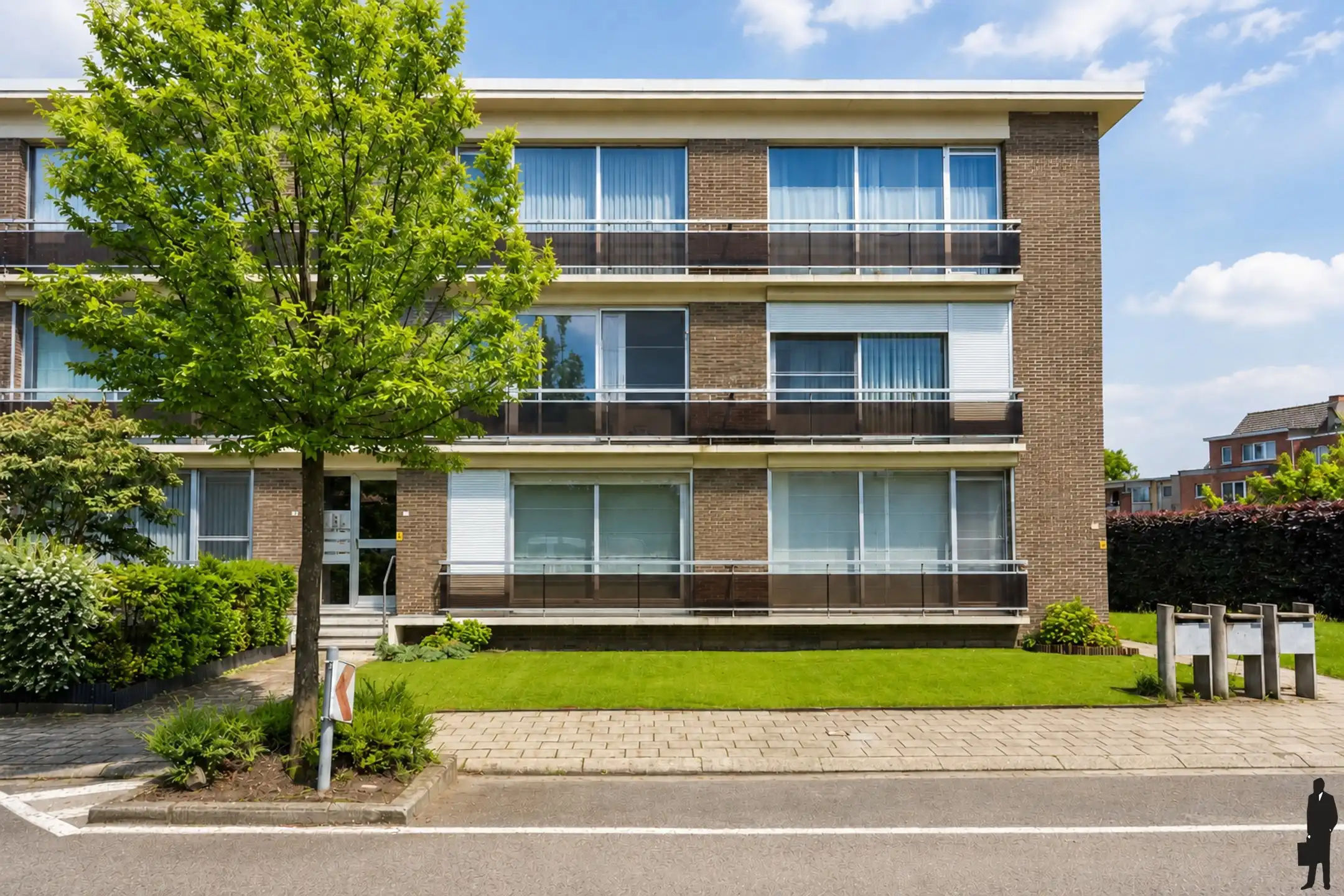 Opbrengsteigendom met parking op toplocatie foto {{pictureIndex}}