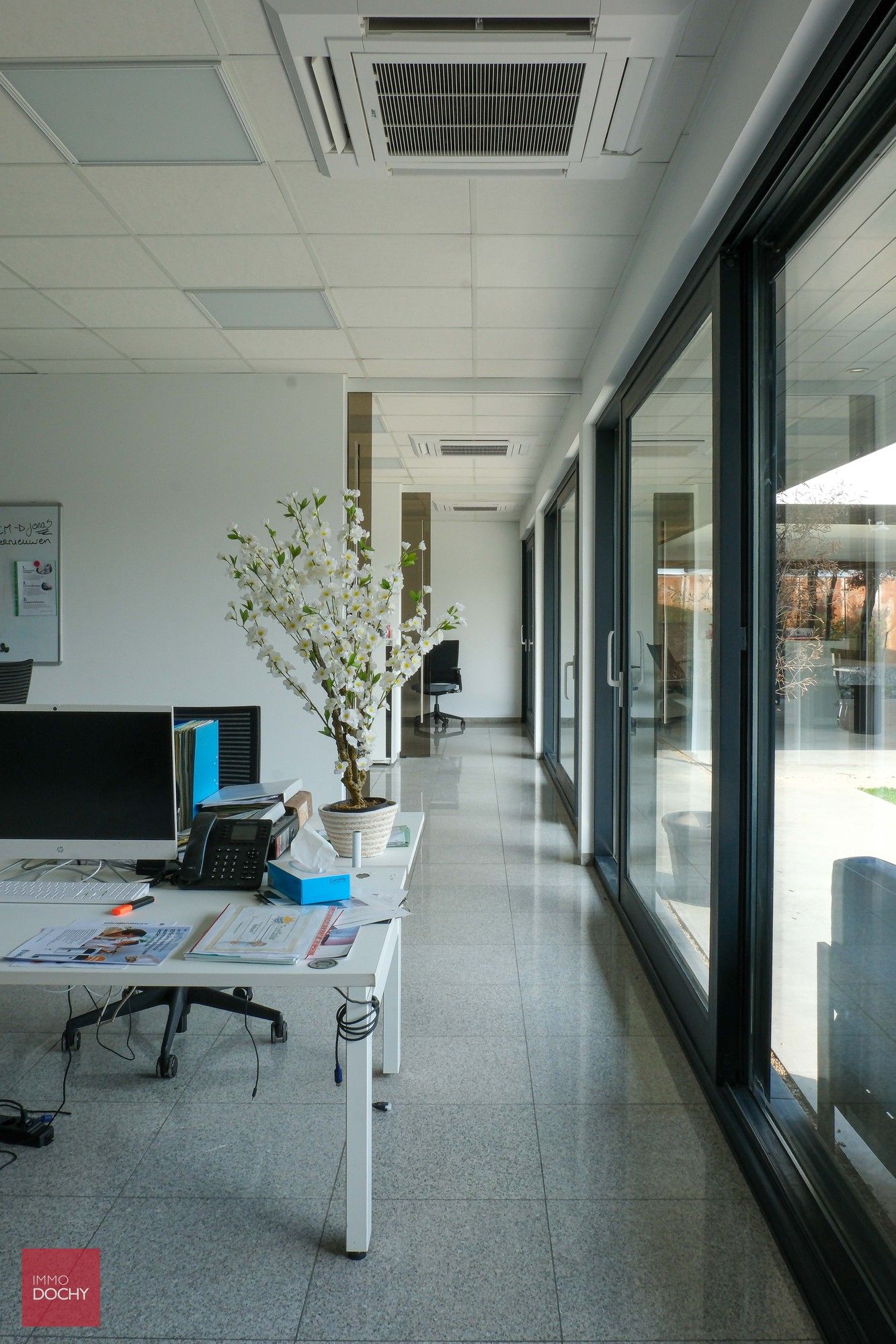 Commercieel gelegen kantoorcomplex met privé-woonst (villa) foto 11