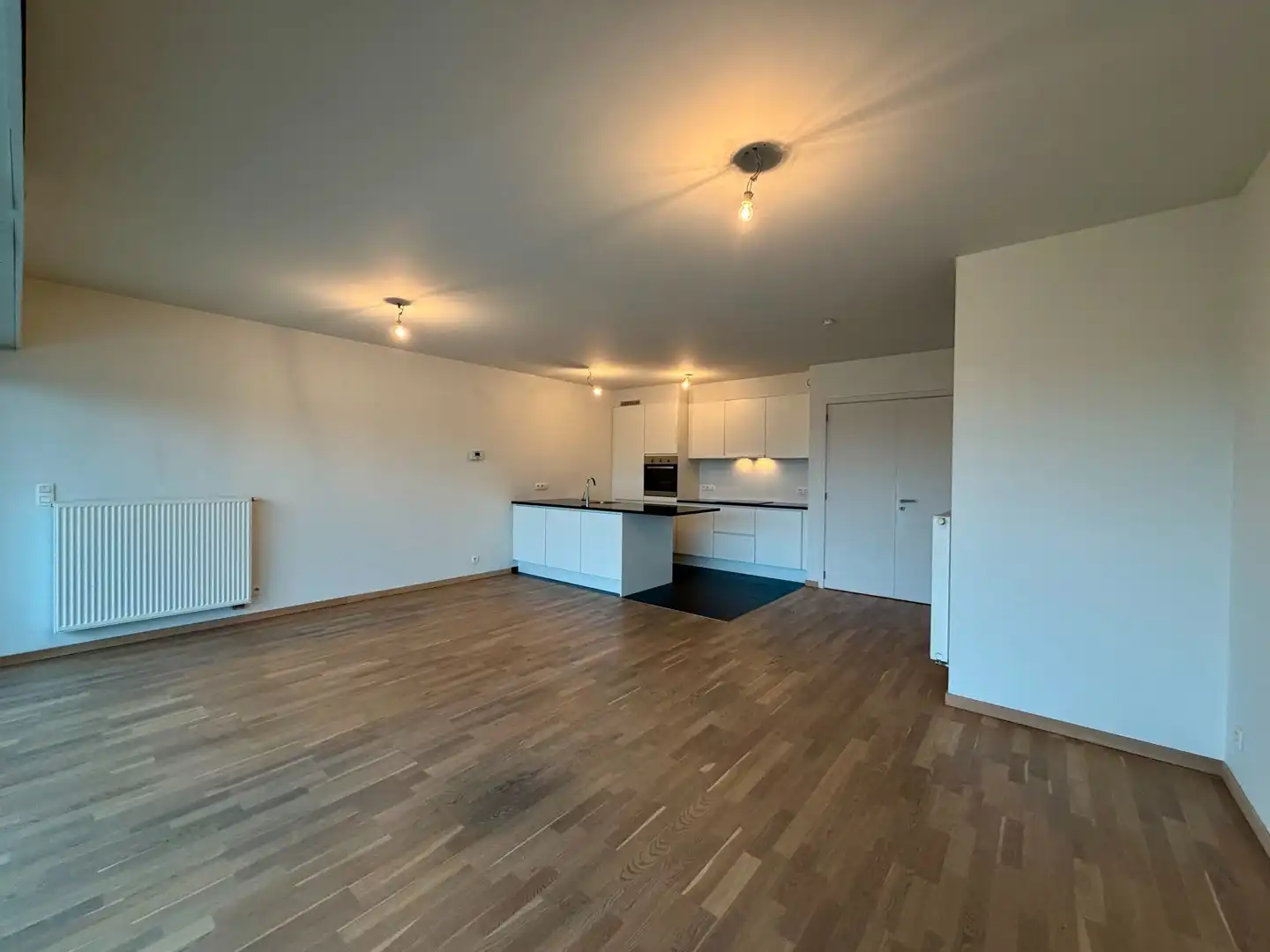 Instapklaar tweeslaapkamerappartement met terras & autostaanplaats te Brugge! foto 2