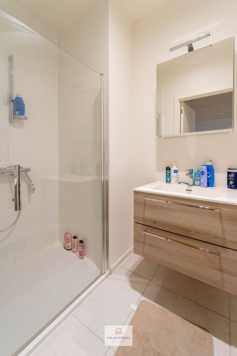 Moderne gelijkvloerse studio met terras te Gent foto 16