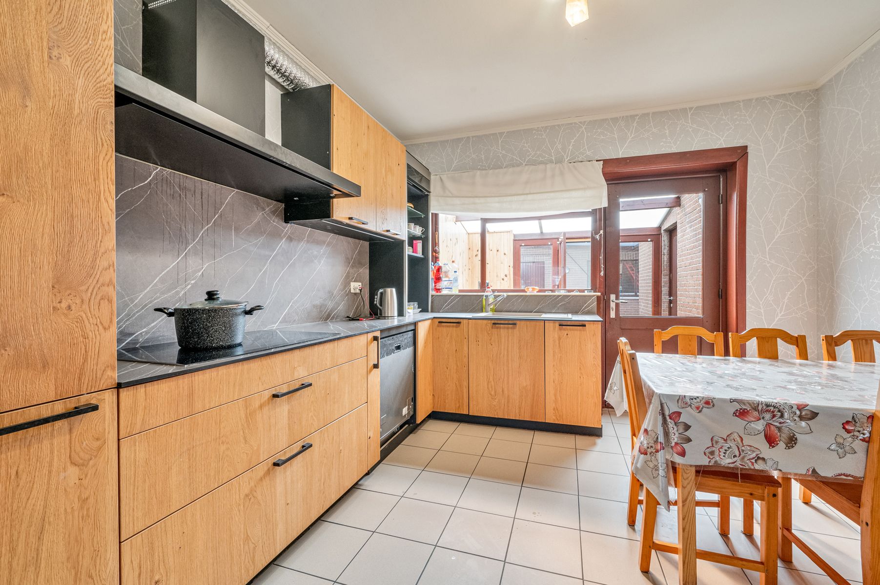 Ruime, instapklare gezinswoning met 4 slaapkamers en garage foto 9