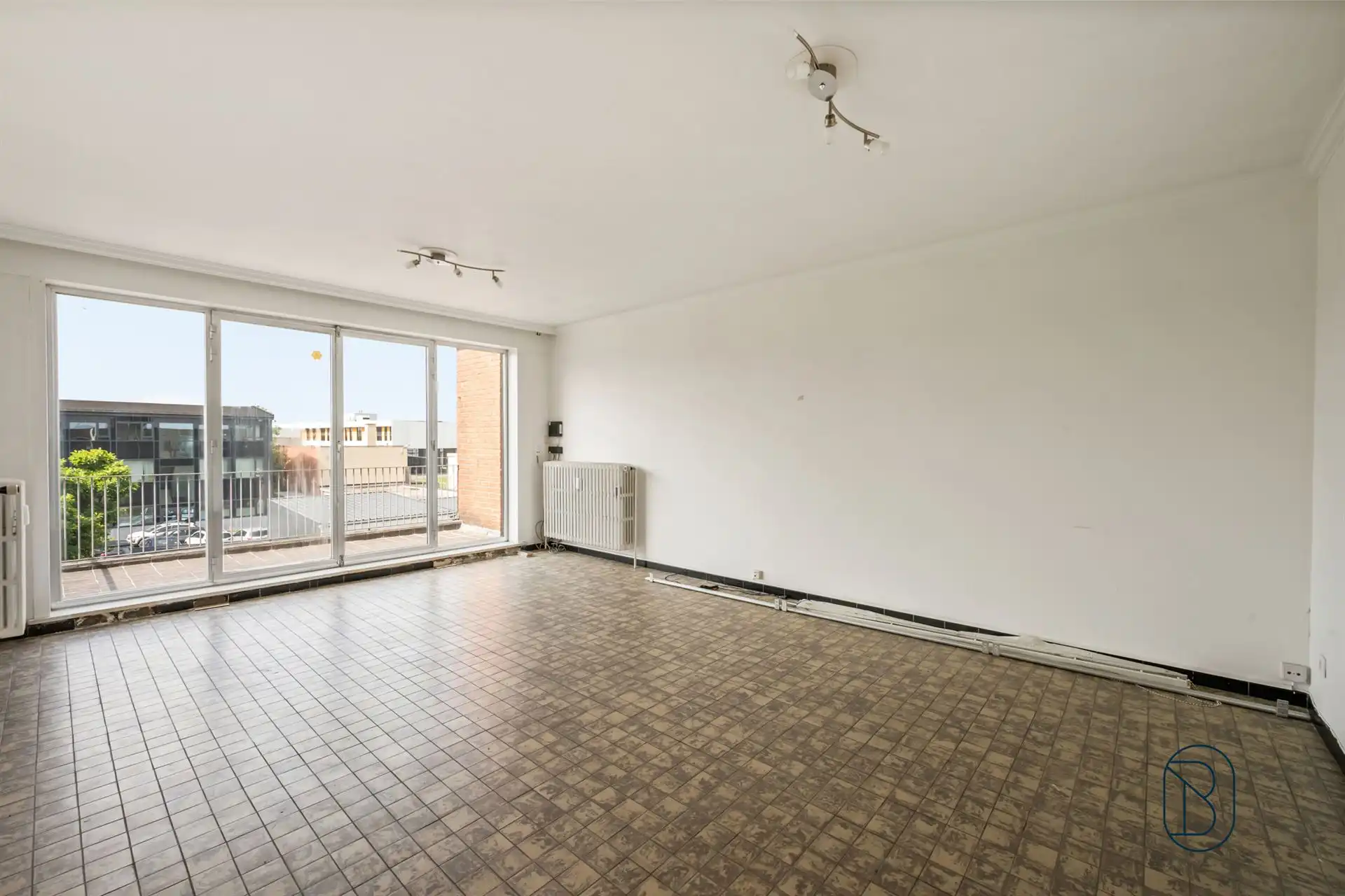 Topgelegen opbrengsteigendom: 4 app, 2 garages en handelsgv. foto 9