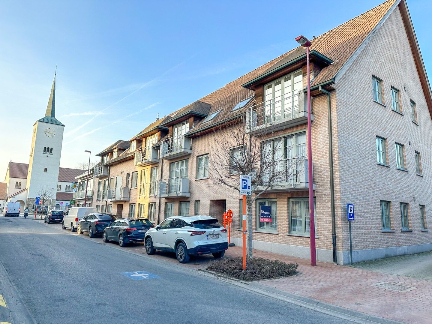 Lichtrijk gelijkvloers appartement met ruim terras en parkeerplaats foto 2