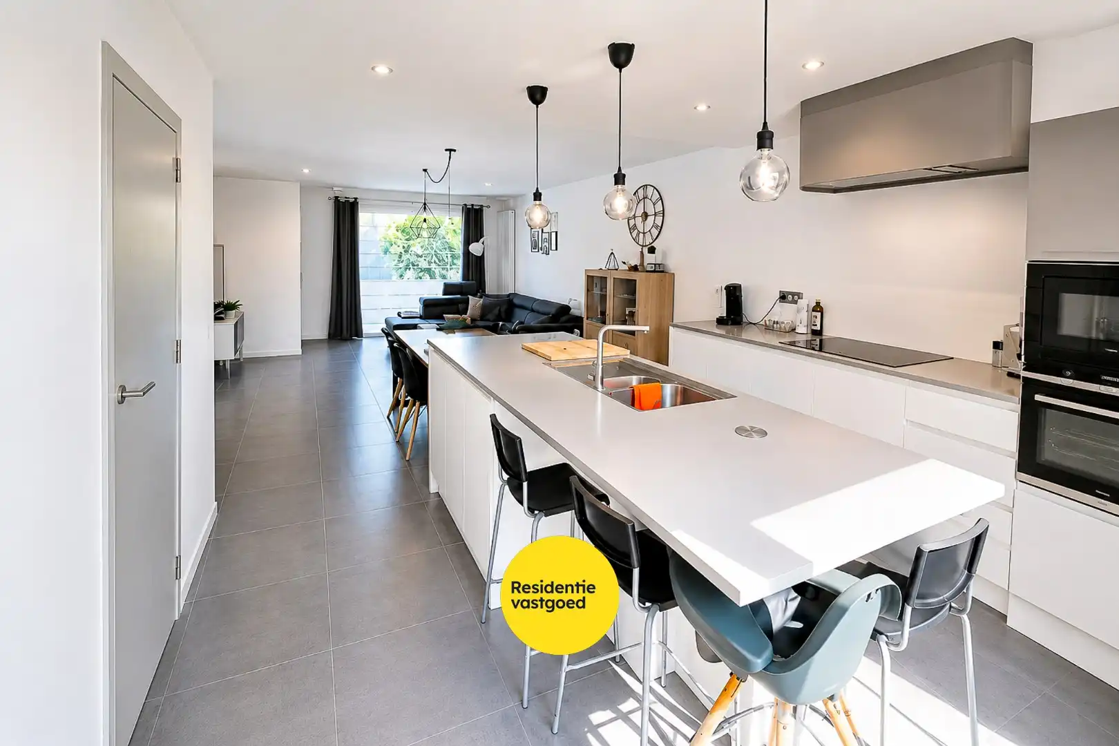 Instapklare woning met 3 slaapkamers en zonnige achtertuin in centrum van Gistel foto 2