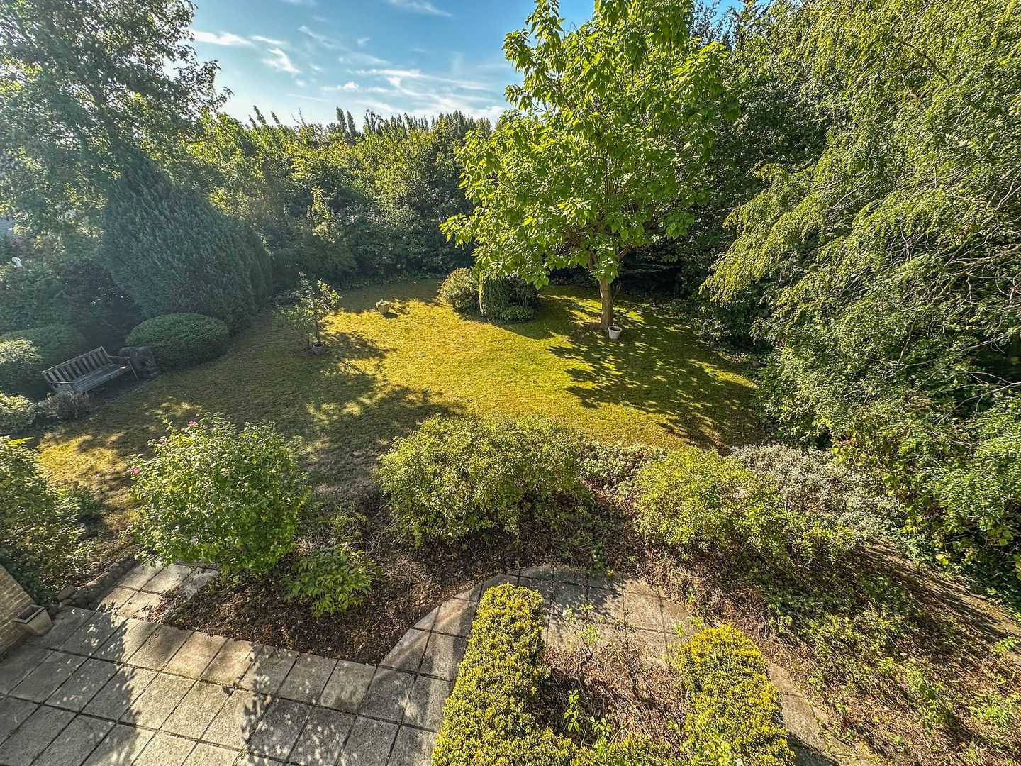 Zonovergoten alleenstaande villa met grote prachtige tuin (1.002m²). foto 17