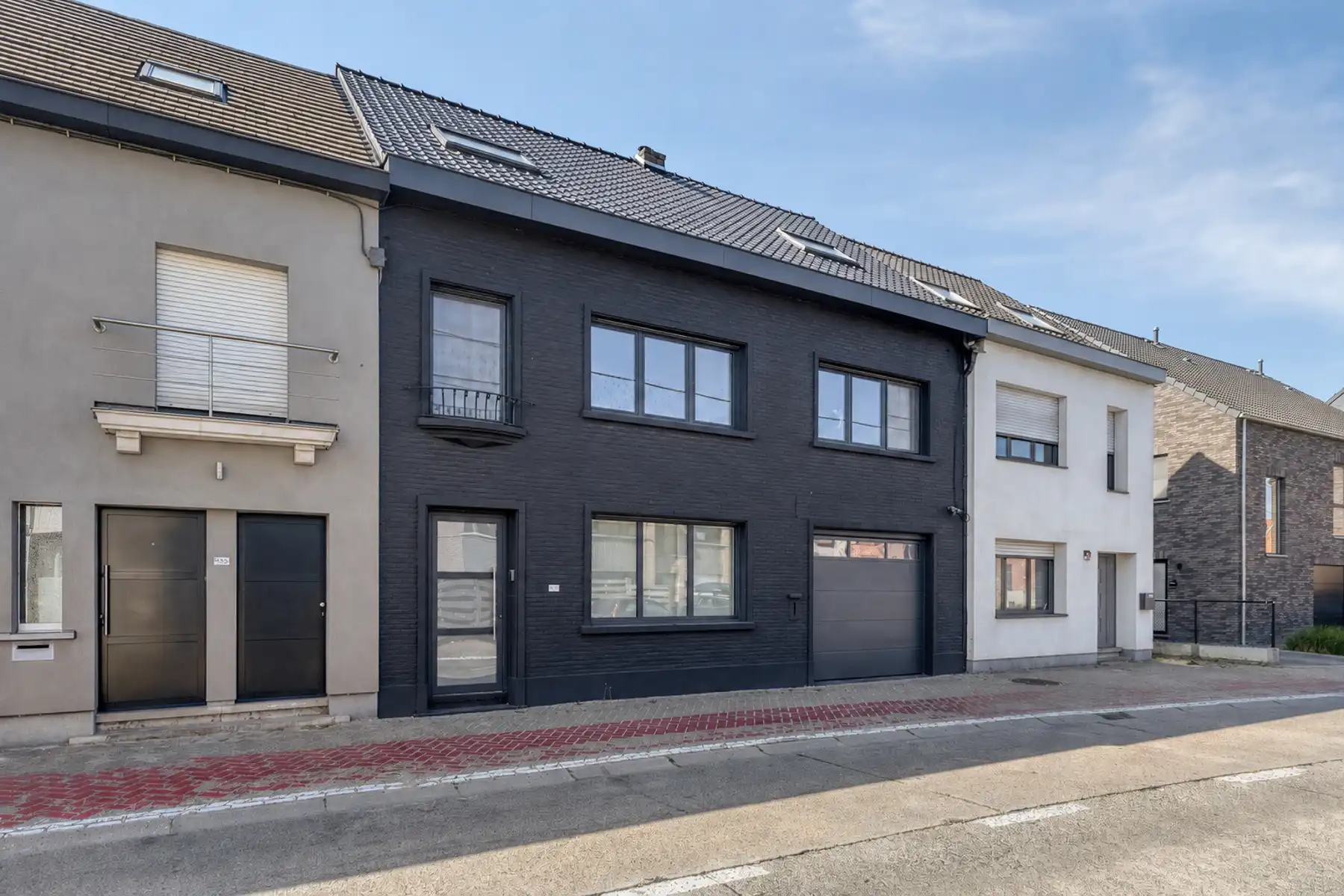 Ruime instapklare gezinswoning met 4 slaapkamers & garage. foto 2