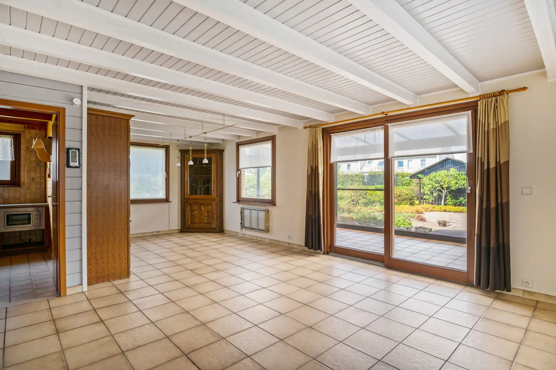 Charmante houten woning met 3 slaapkamers, ruime veranda, garage en tuin in Ranst foto 4