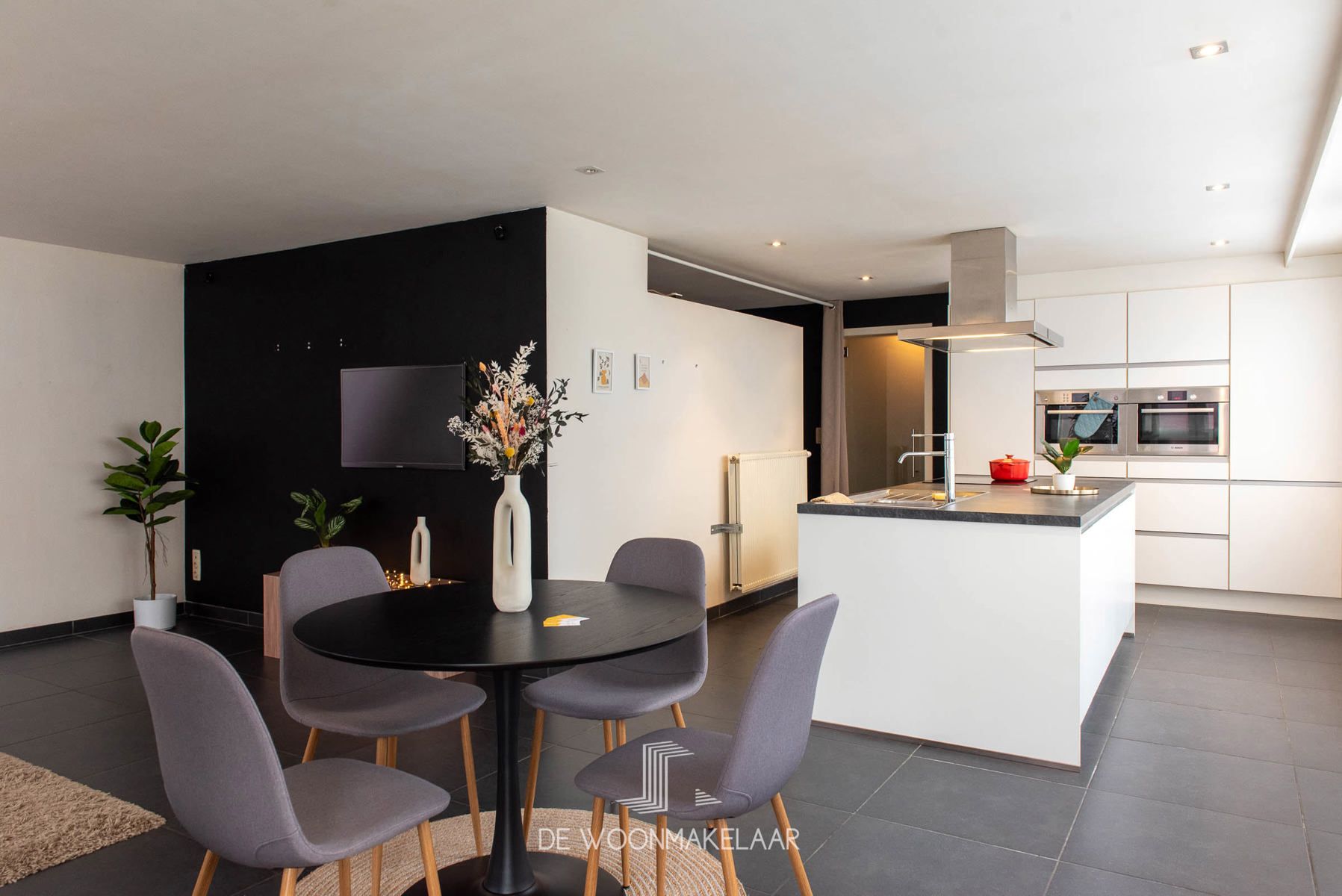 Veelzijdig gebouw centrum Aartselaar met kantoor en appartement foto {{pictureIndex}}