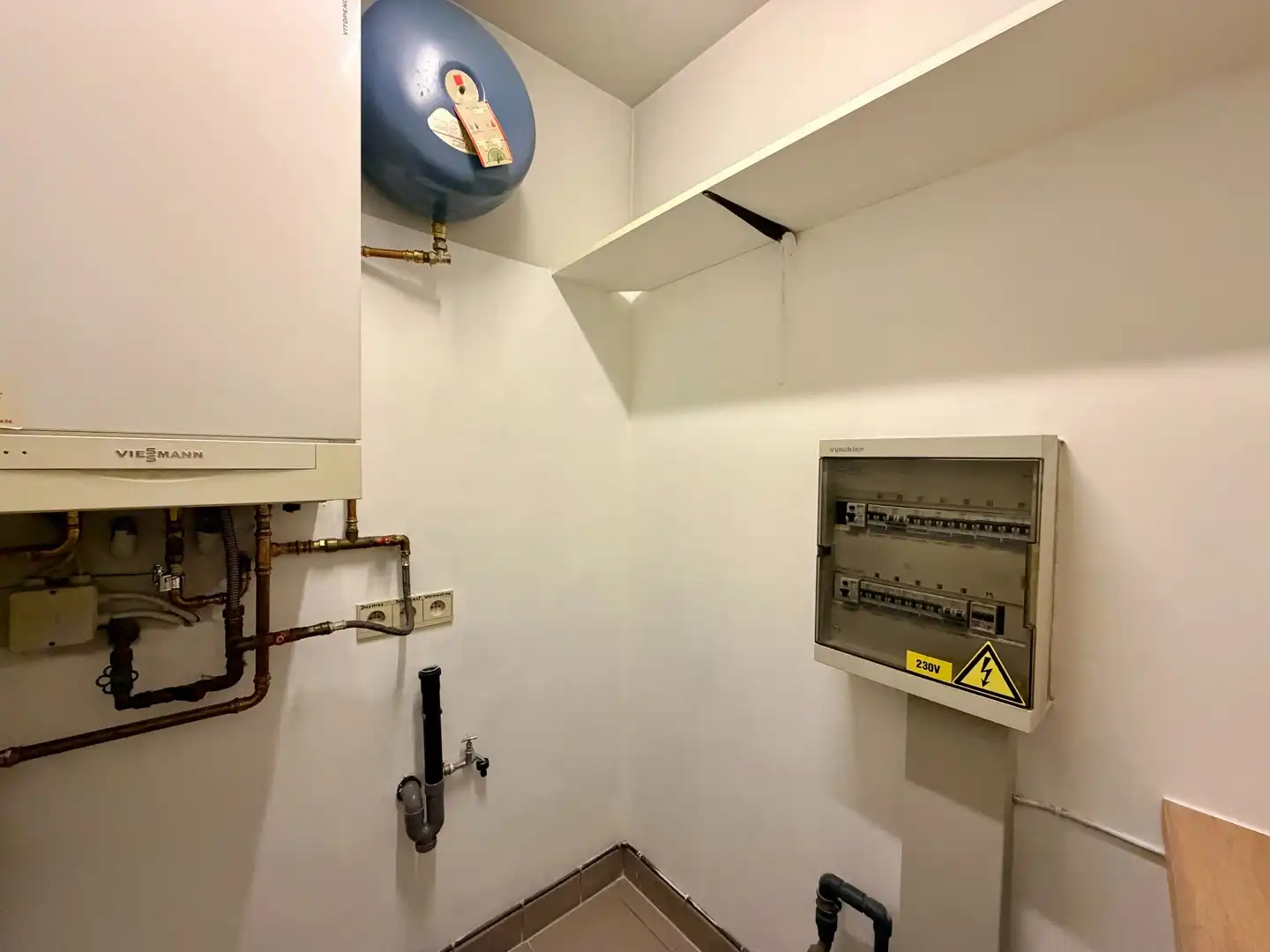 Instapklaar tweeslaapkamerappartement met ruim terras & kelder in centrum Roeselare! foto 4