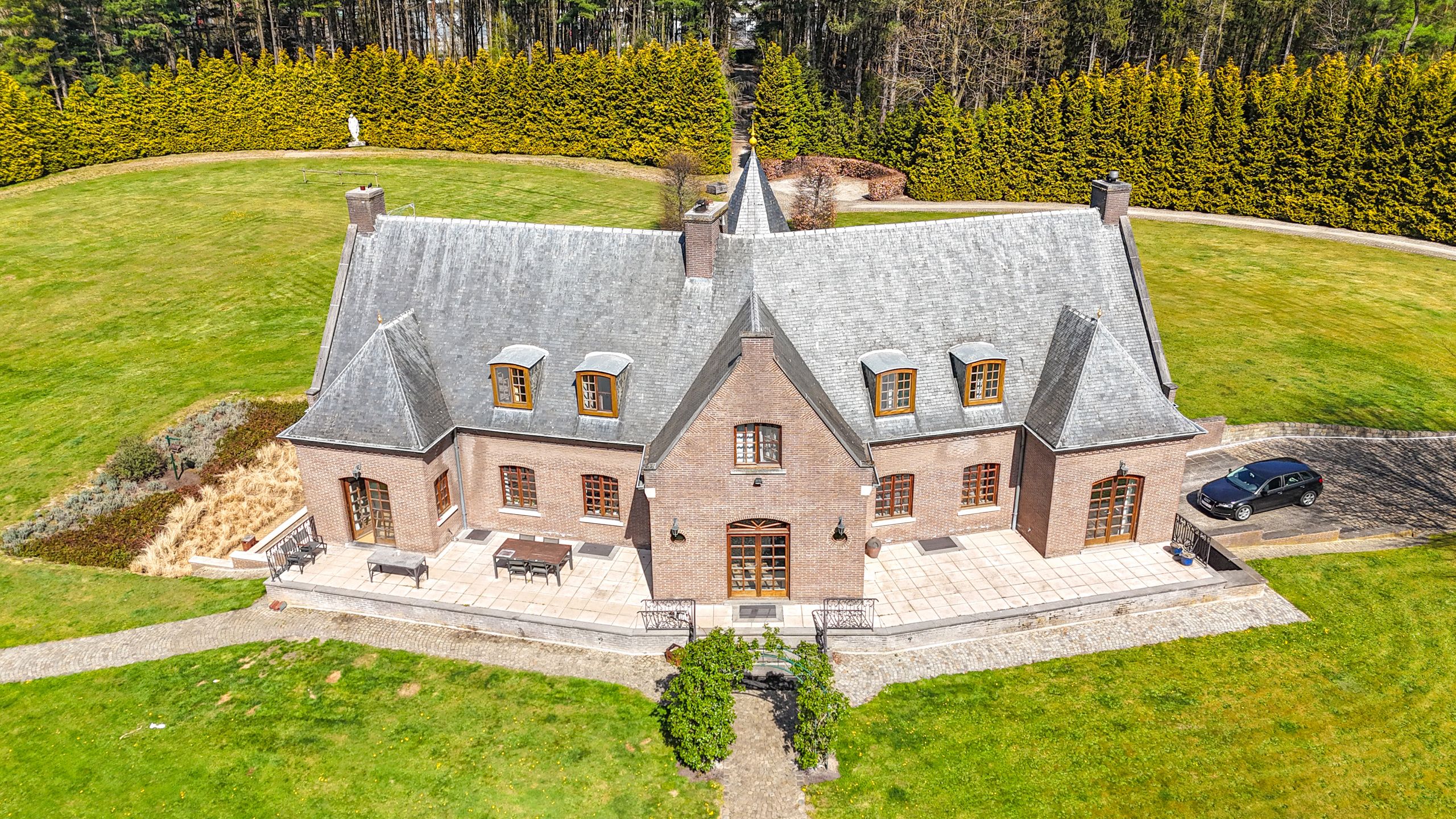 Hoofdfoto van de publicatie: Unieke villa met bijgebouw, op ruim perceel van ca. 8.5 HA!