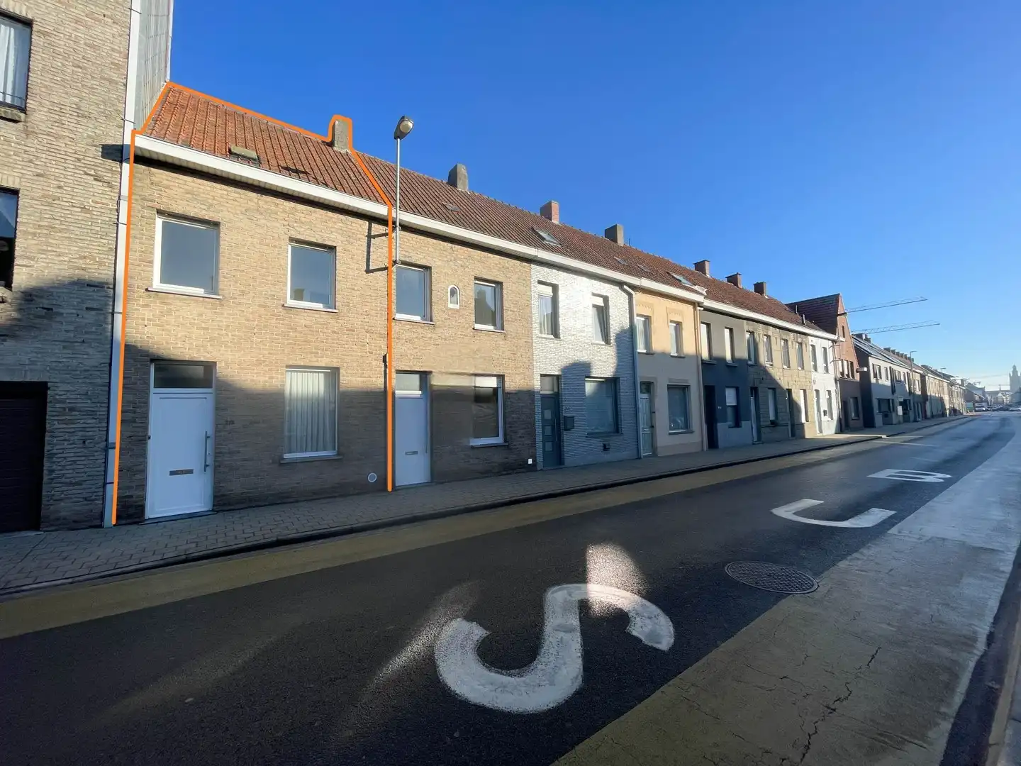 Gerenoveerde woning met 2 slaapkamers, terras, garage & staanplaats te Roeselare! foto {{pictureIndex}}