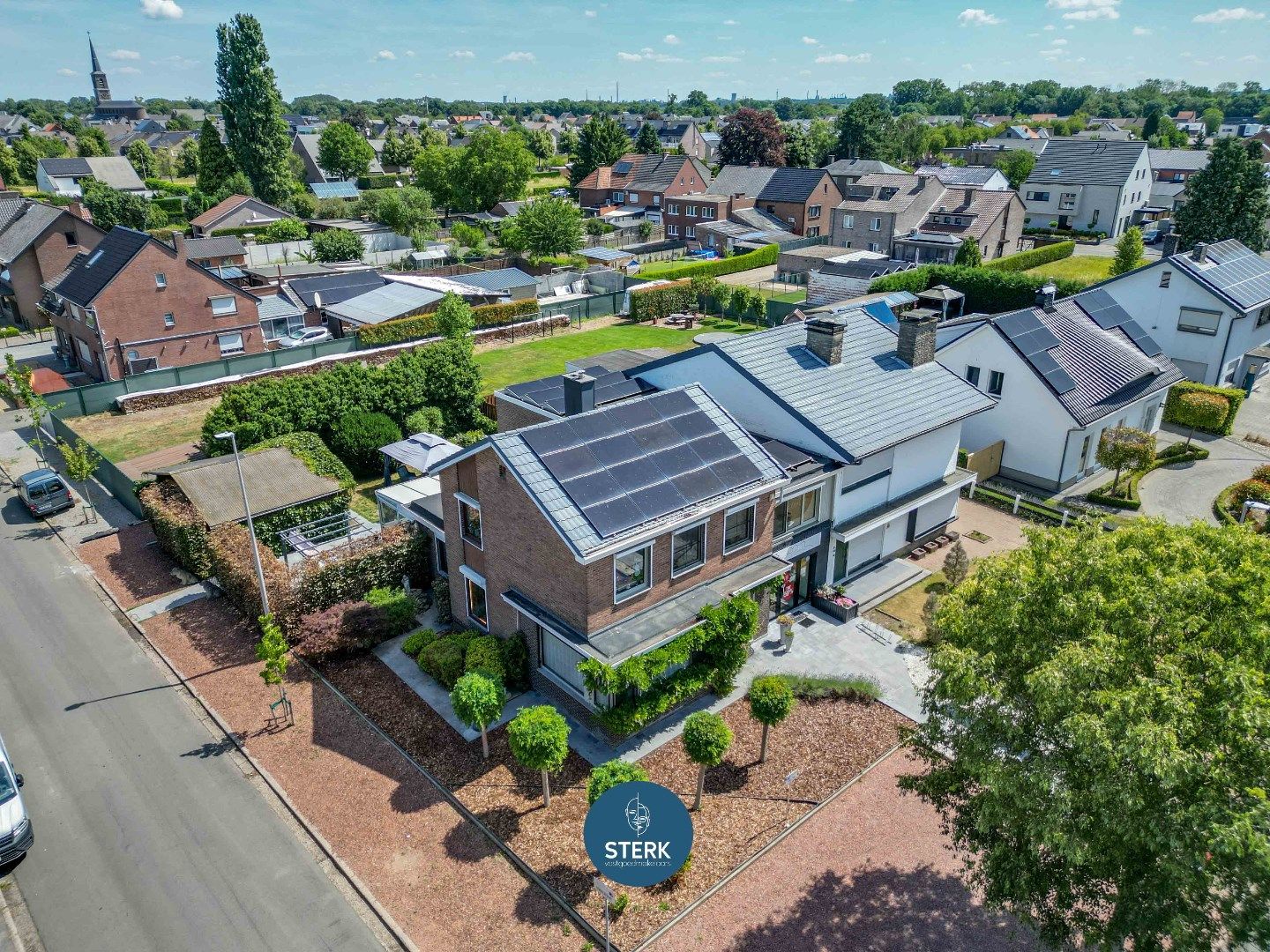 RUIME WONING MET COMMERCIËLE RUIMTE OP EEN CENTRALE LIGGING TE MAASMECHELEN !  foto {{pictureIndex}}