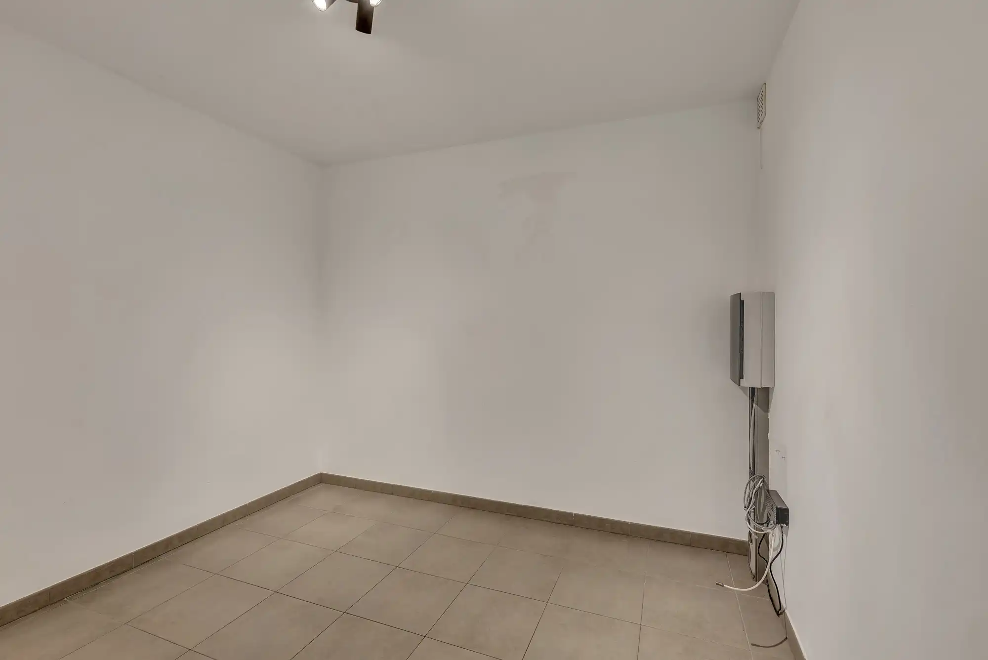 Ruim, instapklaar appartement met terras en autostaanplaats foto 15