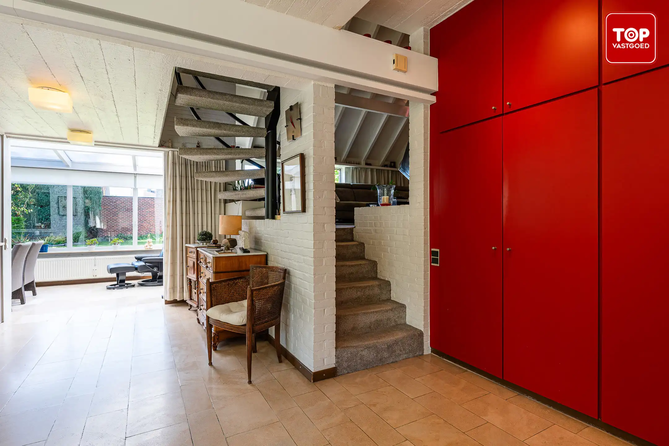 Architecturale woning met unieke split-level indeling met naastgelegen stuk grond. (totaal 997m²) foto 8
