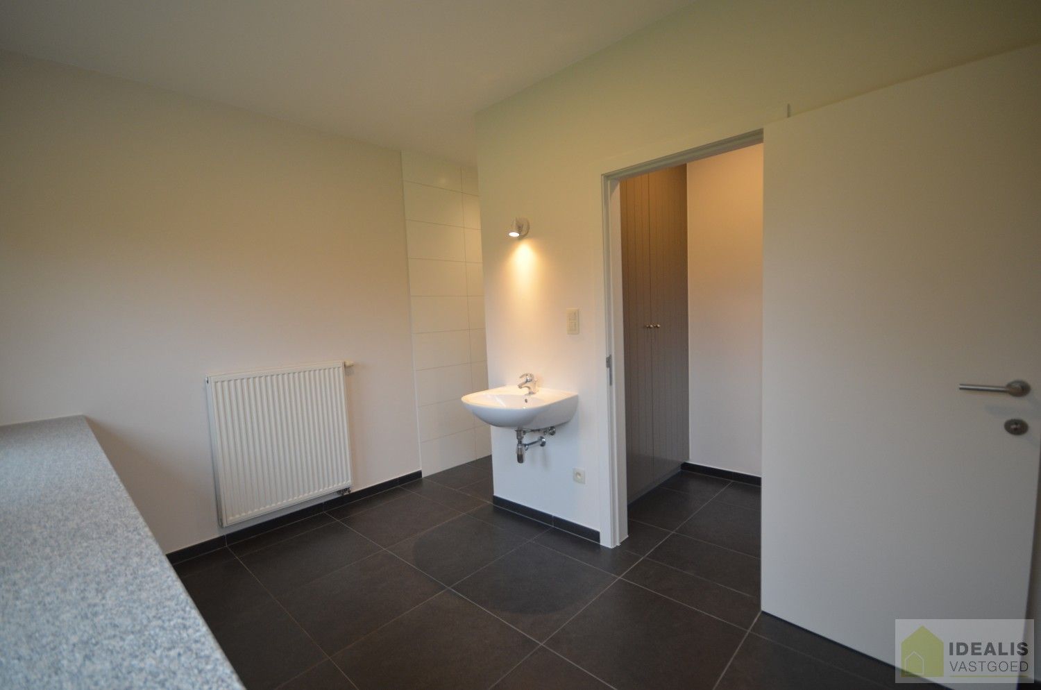 LUXUEUS AFGEWERKTE VILLA IN ZEER GOEDE STAAT! Deze ruime woning omvat o.a. een grote leefruimte, ruime keuken met bergplaats, wasplaats, 3 slaapkamers, ruime badkamer, inpandige garage en bergzolder! De villa is gelegen op een perceel met een opp. +/-13a dat volledig is aangelegd en omheind! Zeer geschikt voor kandidaten op zoek naar een rustig, doch centraal gelegen instapklare woning. foto 13