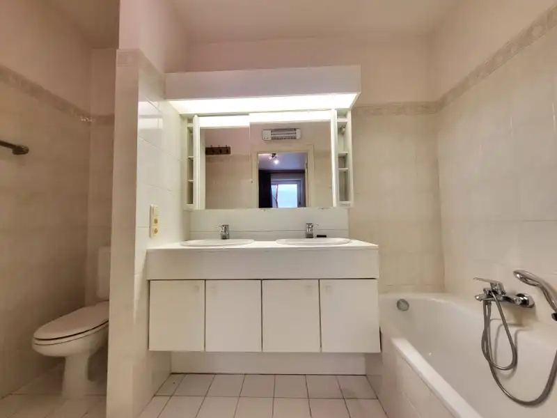 Ruim 2-slaapkamer appartement met zeezicht te koop foto 10