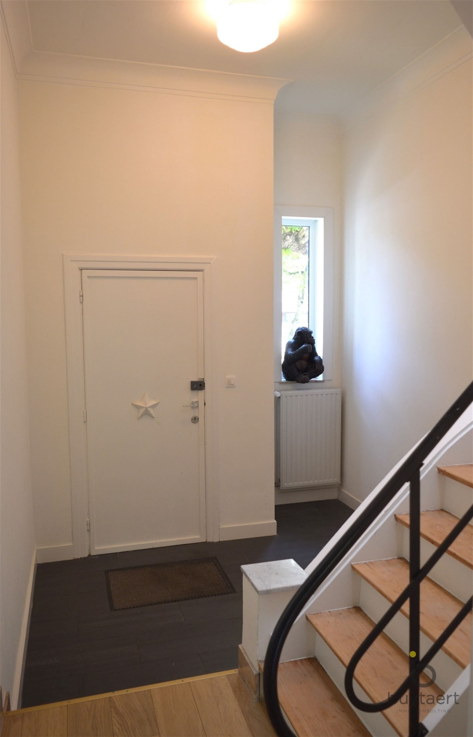 Karaktervolle art deco woning met vier slaapkamers en tuin midden in het welgekende "Pullhof" te Berchem. foto 4