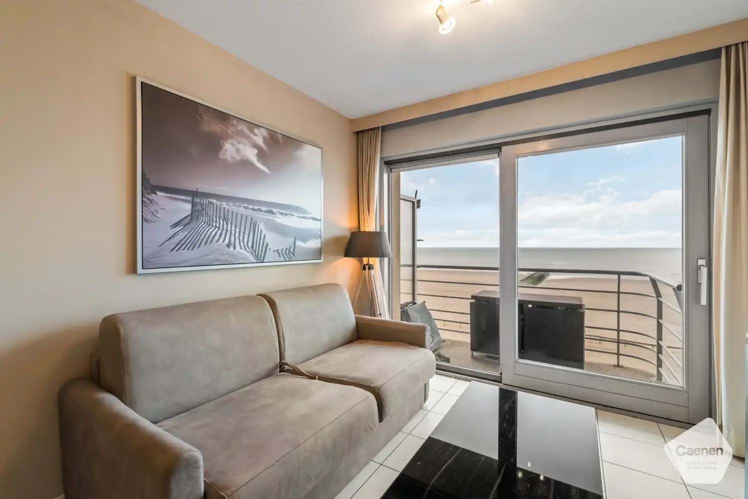 Moderne instapklare studio met prachtig frontaal zicht op zee foto 3