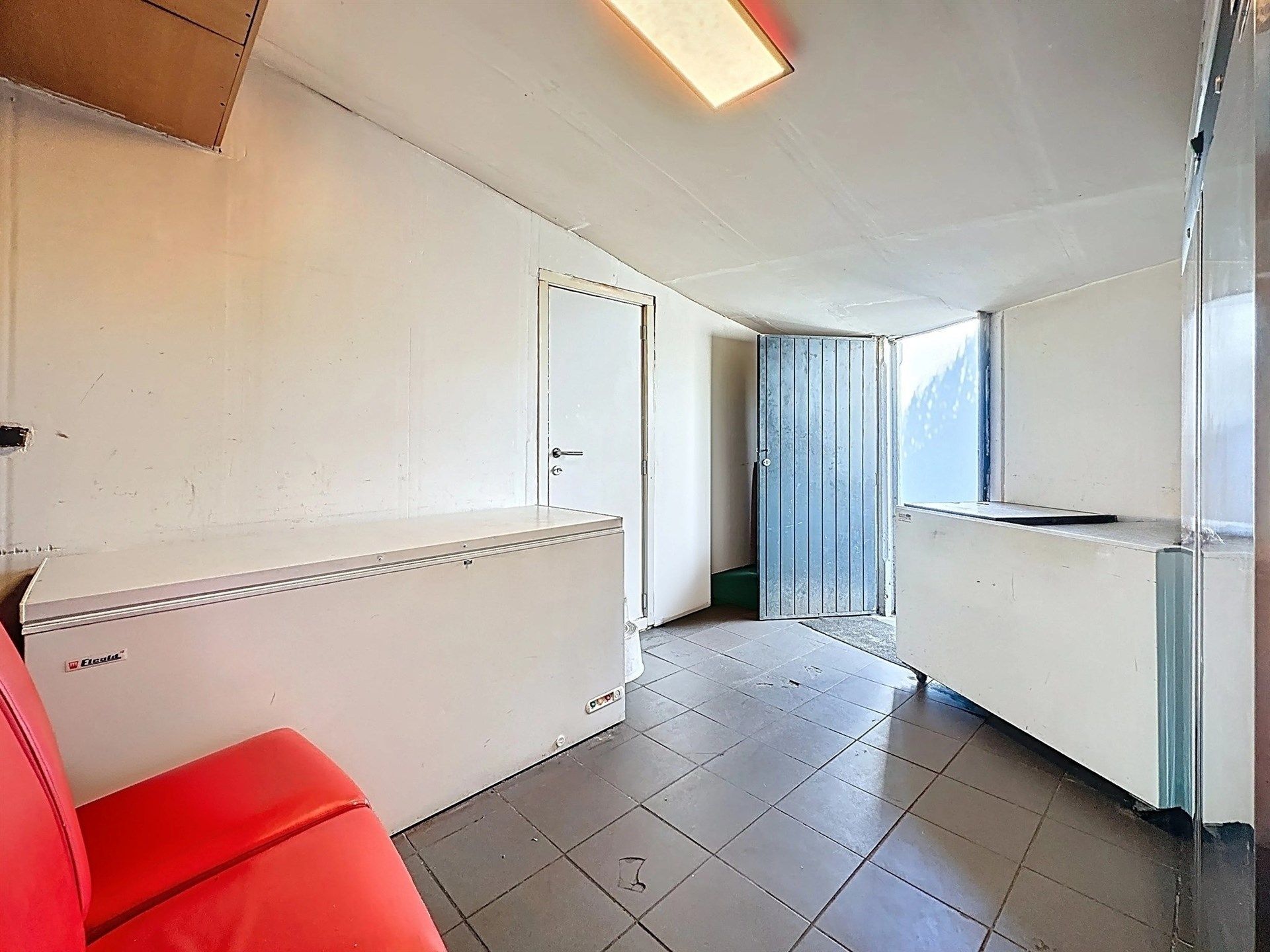 Commerciële ruimte/handelspand gelegen in hartje Belsele. foto 8