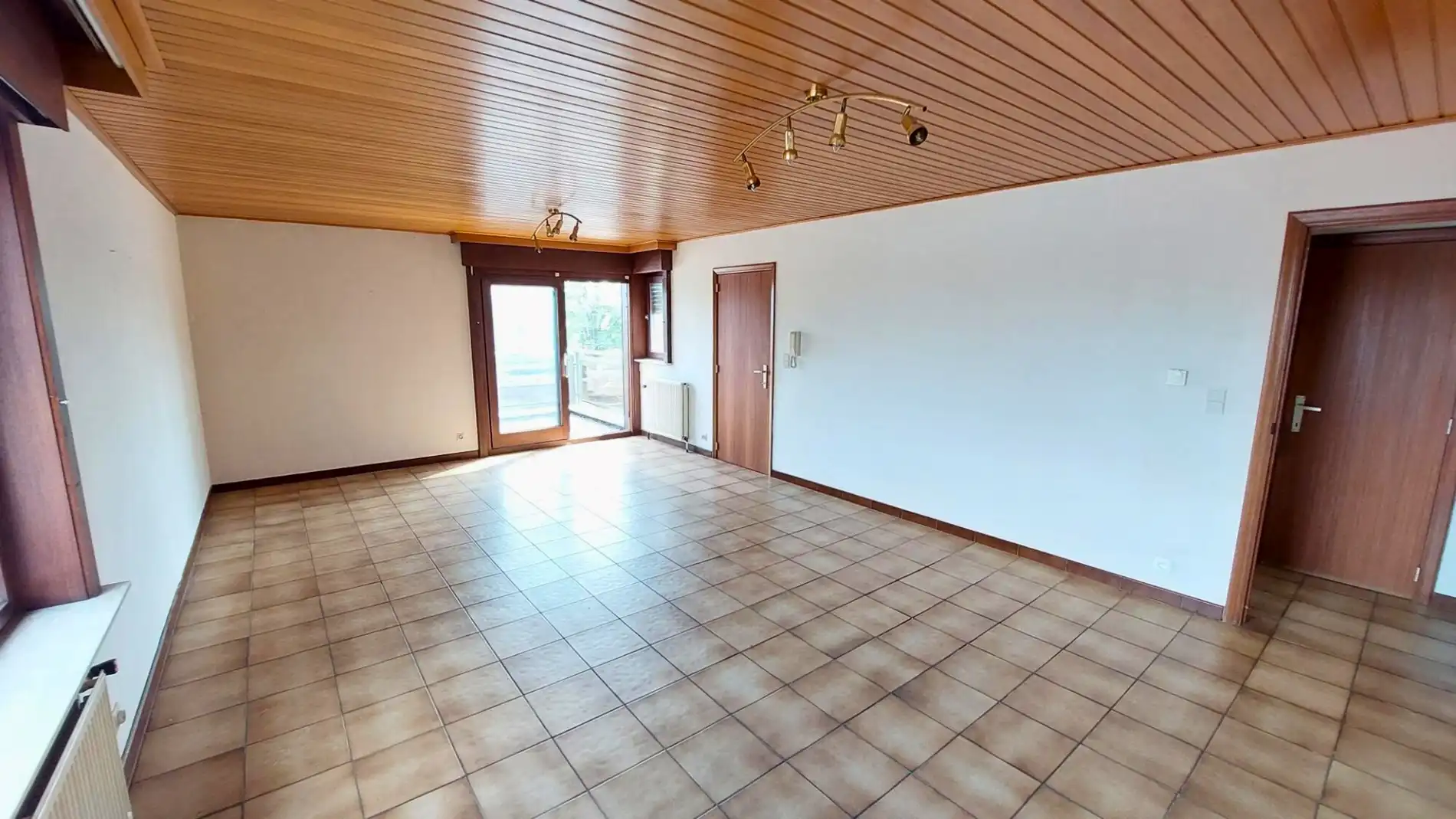 Ruim appartement met 2 slpks + garage foto 3