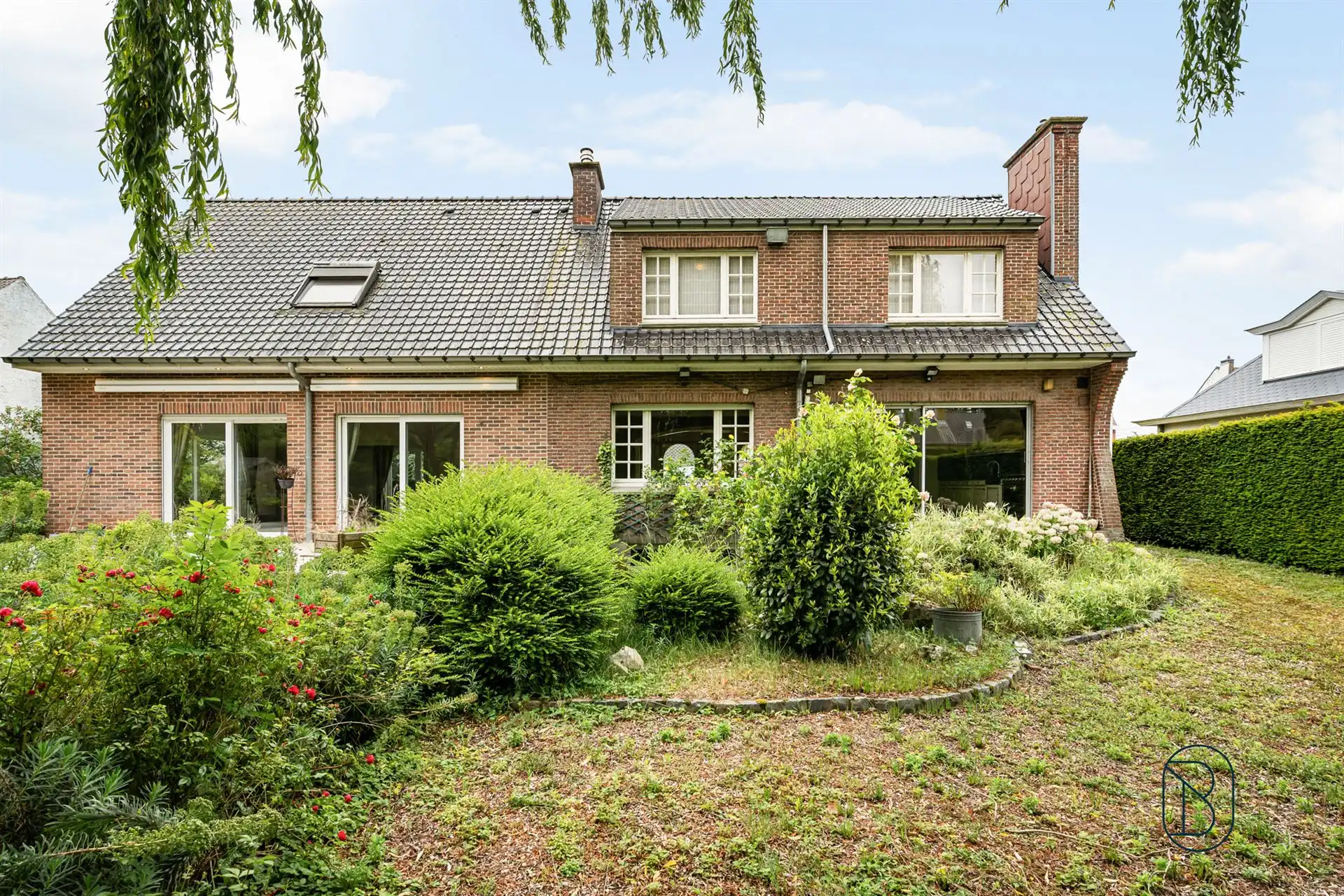 Grote degelijke villa met zonnepanelen en prachtige tuin. foto 4