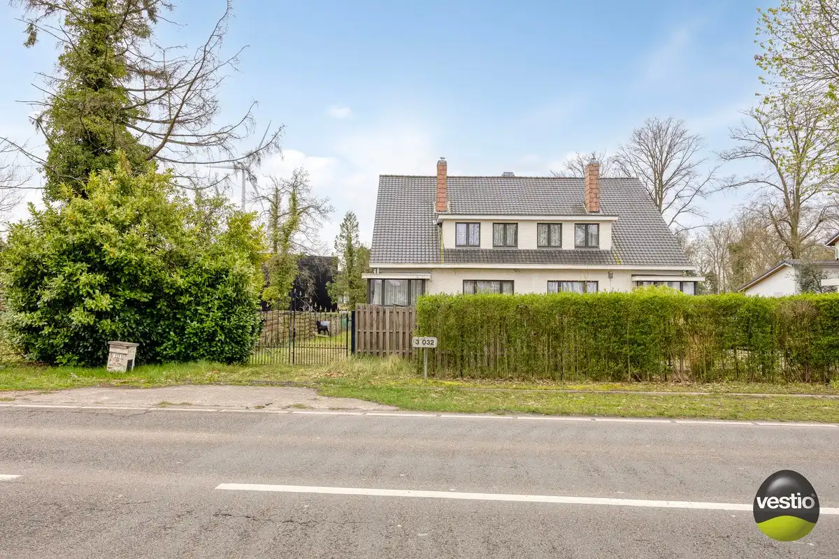 Hoofdfoto van de publicatie: Ruime te renoveren woning met 3 slaapkamers op vlot bereikbare ligging (Genkersteenweg).