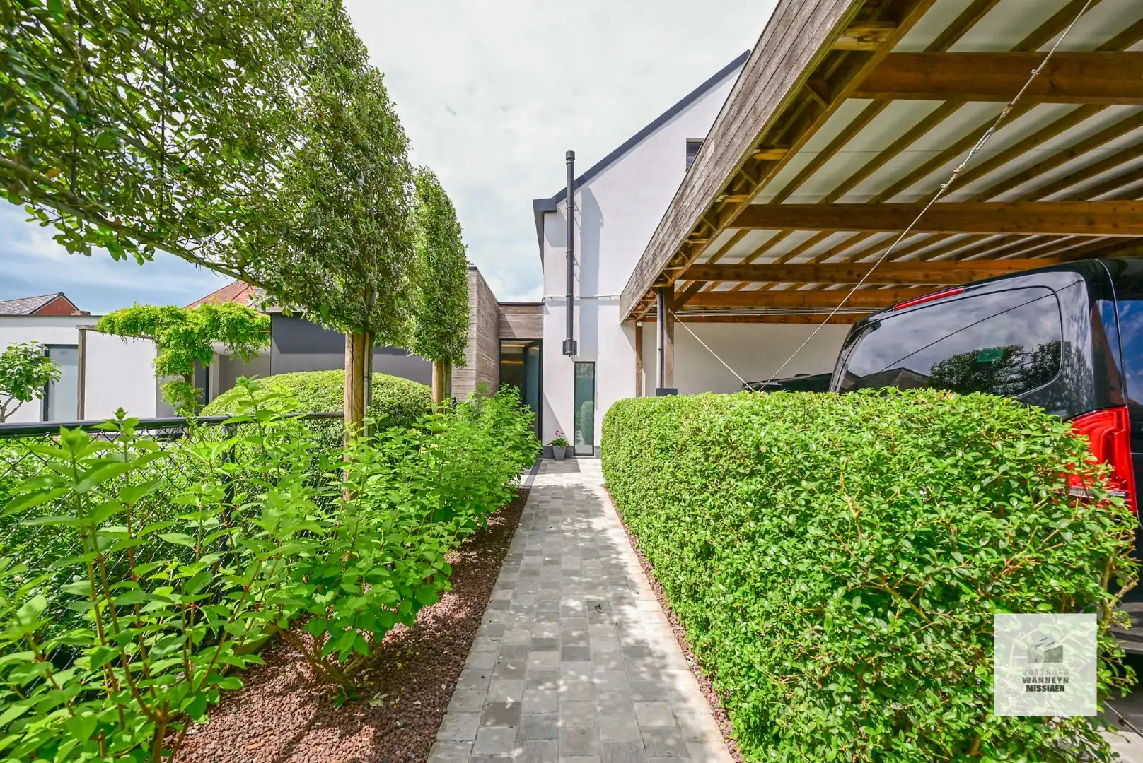 Energiezuinige woning met 4 slaapkamers, prachtige tuin met grote/hoge carport . foto 24