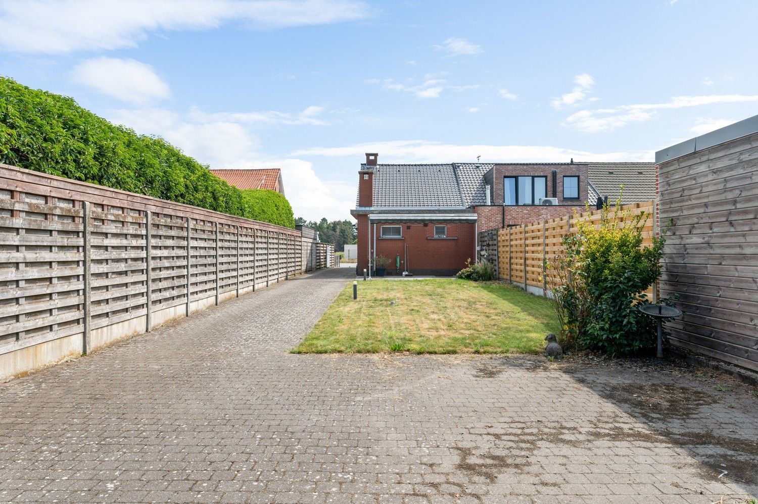 Charmante te renoveren woning met 2 slaapkamers, gezellige tuin en een grote garage in Massenhoven! foto 15
