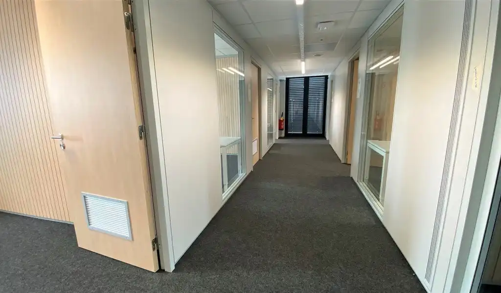 Vernieuwde kantoren te huur op toplocatie in Zwijnaarde foto 15