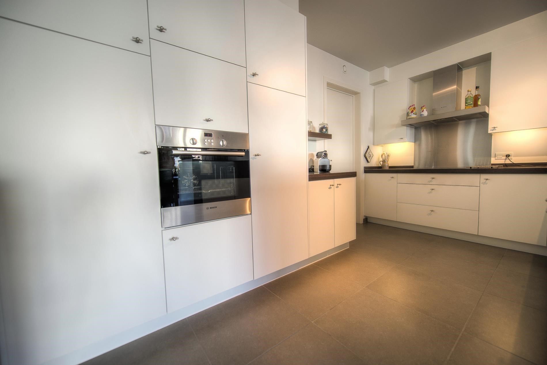 Modern en zeer ruim  appartement ( gevel v. 10 M) op de Lippenslaan. Parking mog. in het gebouw. foto 12