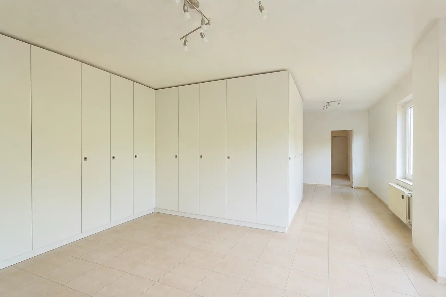 Landelijke villa met werkruimte, paardenstal en grote tuin foto 10