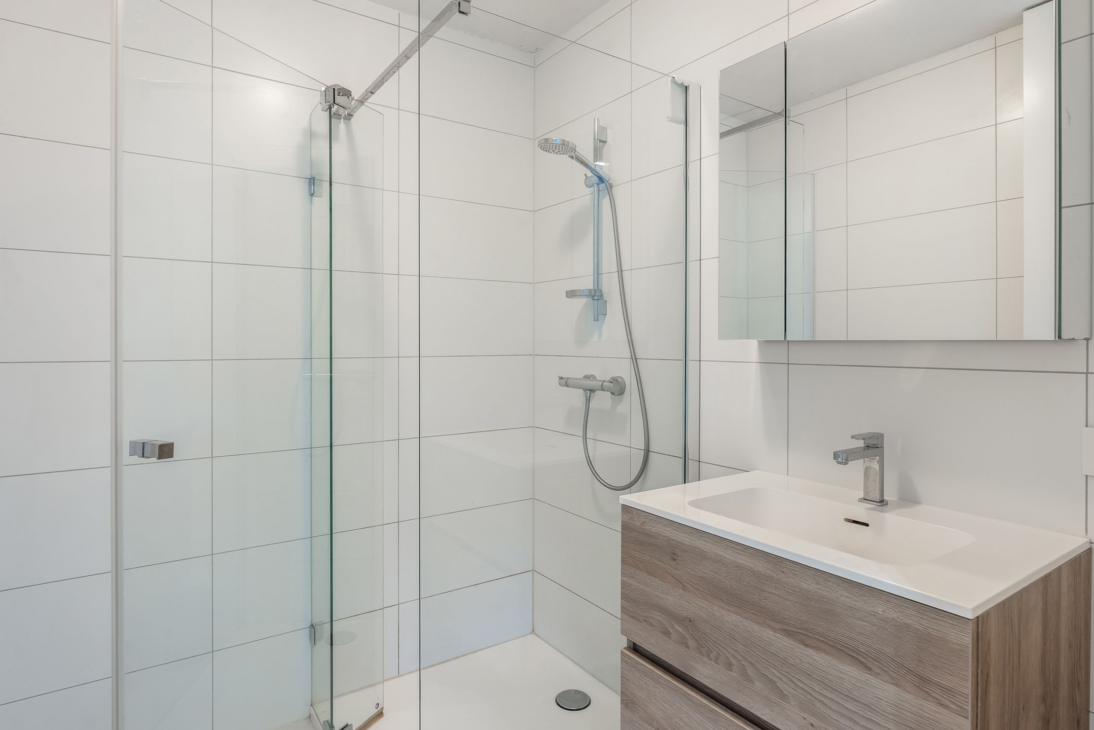 Strakke architectuur en moderne luxe in Diepenbeek foto 26