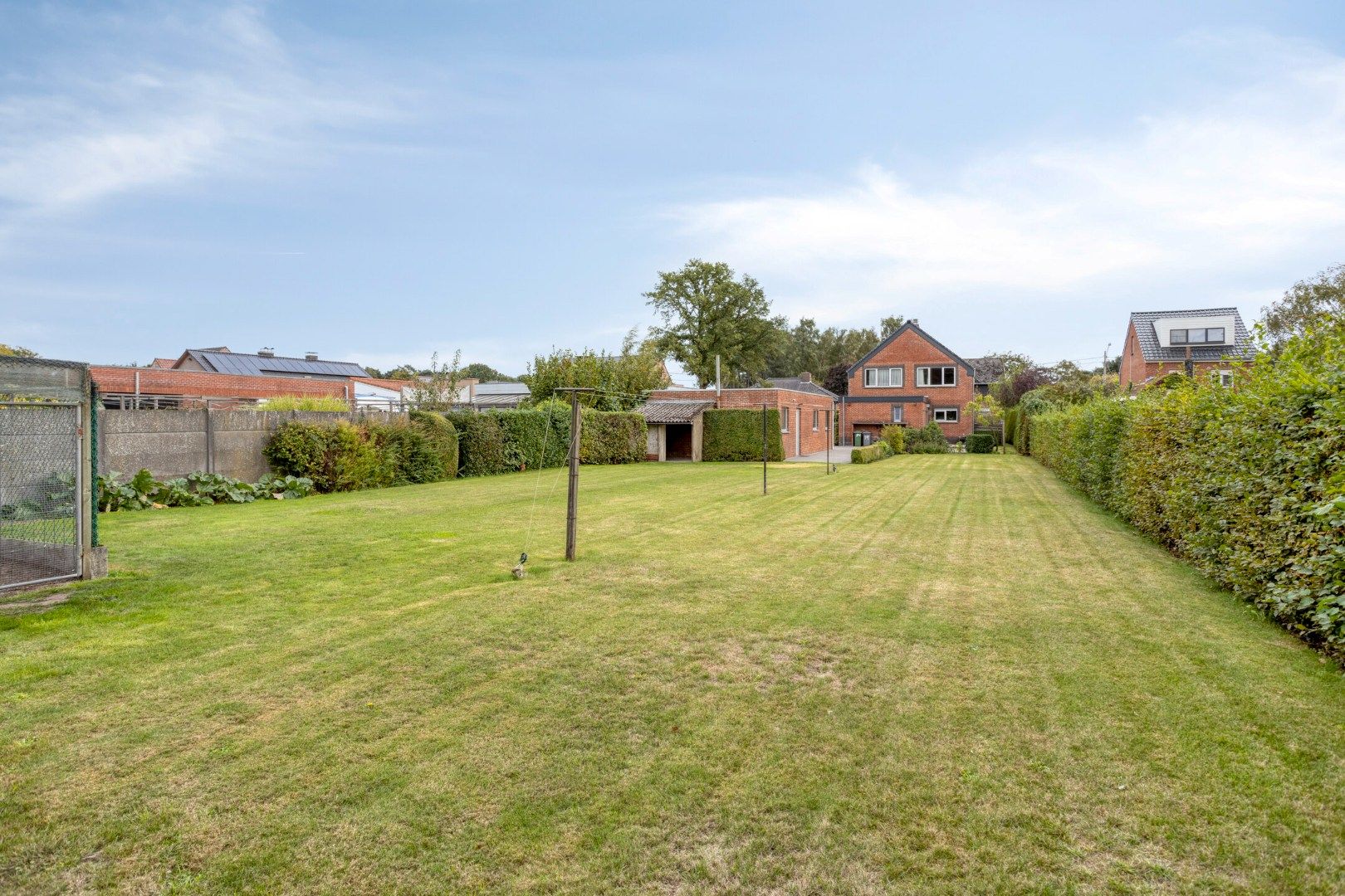 Instapklare gezinswoning met 4 slpks, dubbele garage en grote tuin in Mol-Millegem ! foto 2