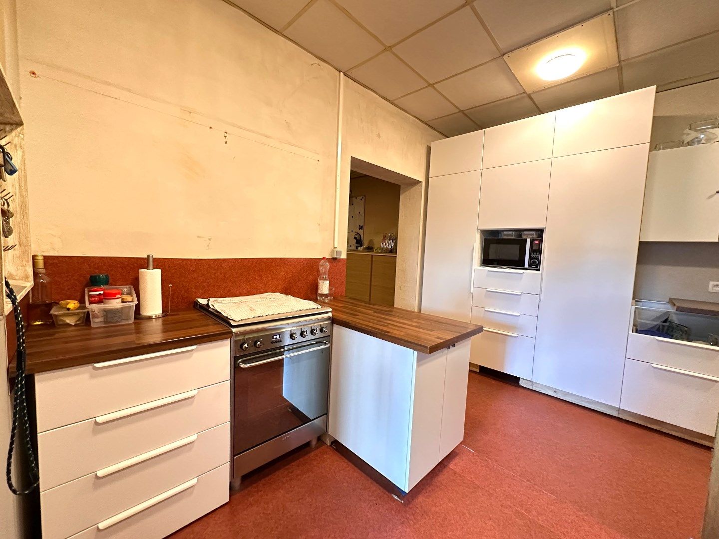 Ruim handelspand met magazijnen, loods, bureelruimte en tuin foto 18