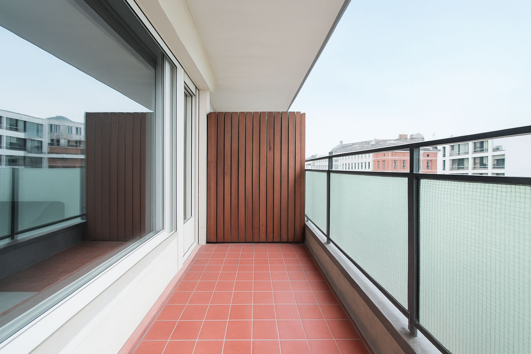 Gerenoveerd bemeubeld appartement met terras aan het Zuidpark foto 3